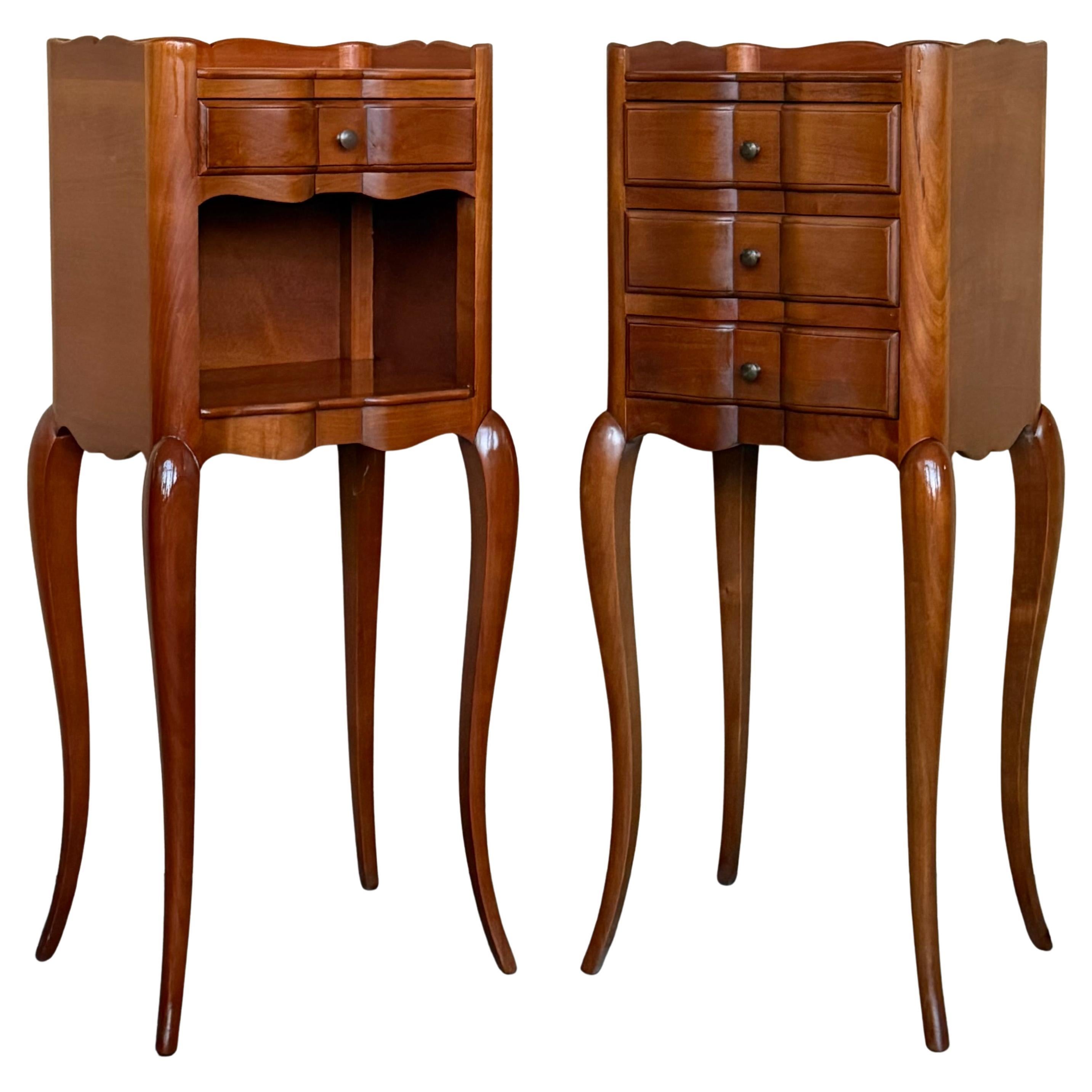 Pareja de mesillas de noche estrechas de nogal francés con tres cajones en venta