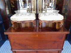 Coppia di sgabelli francesi in noce con gambe a cabriole, C.I.C.