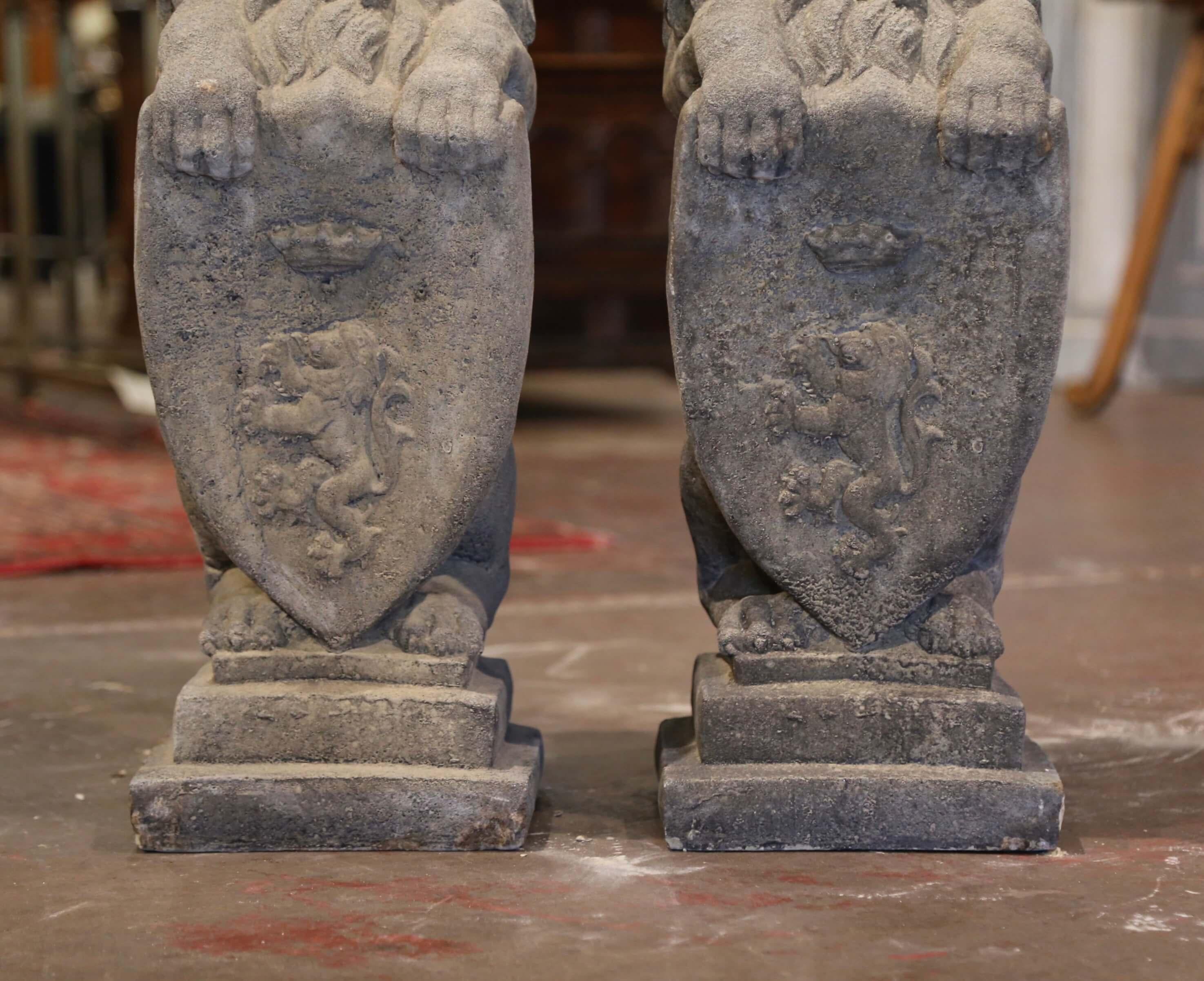 Français Paire de lions de jardin statuaires français Wescott en pierre moulée sculptée et vieillie, datant de l'âge