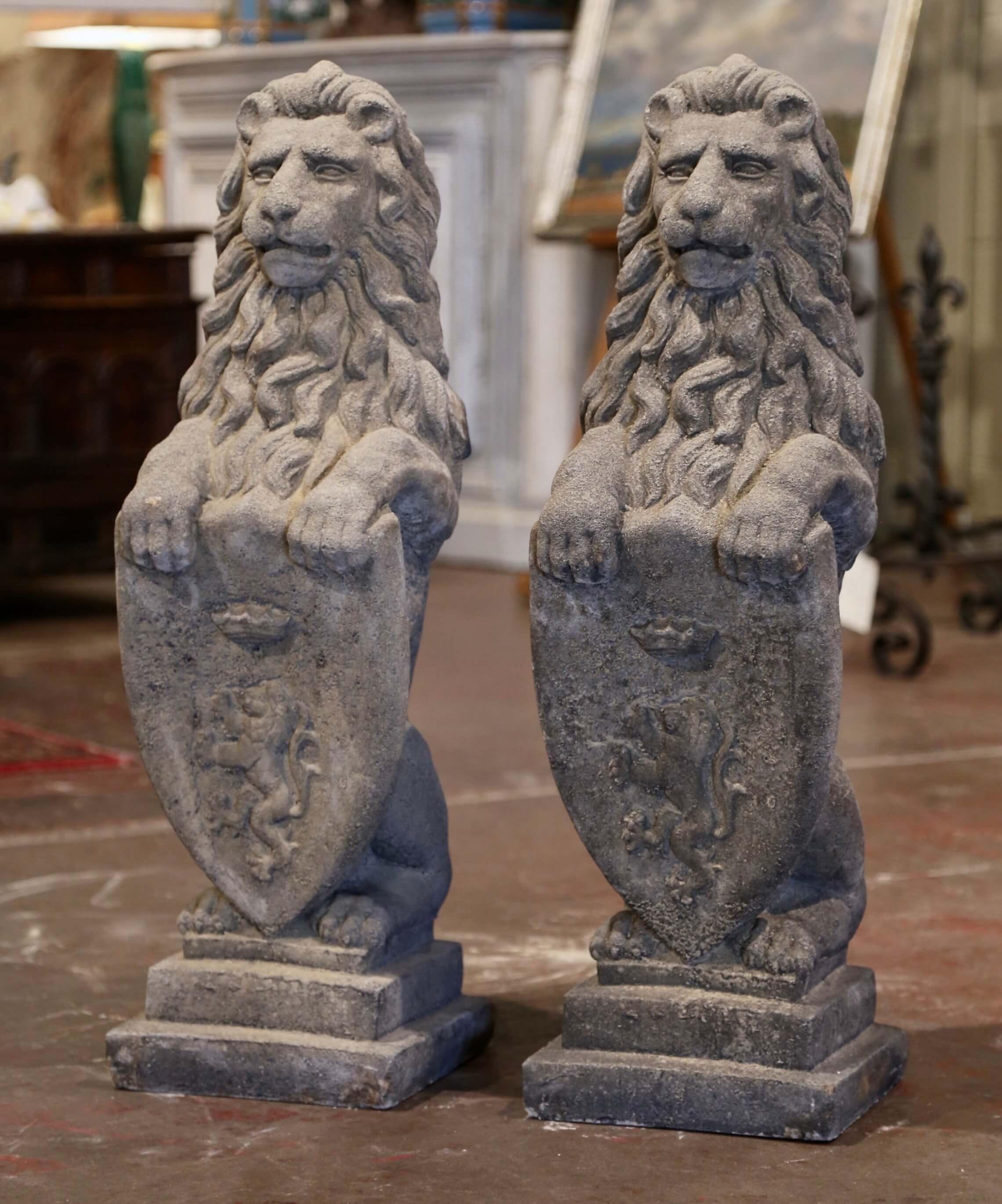 Patiné Paire de lions de jardin statuaires français Wescott en pierre moulée sculptée et vieillie, datant de l'âge