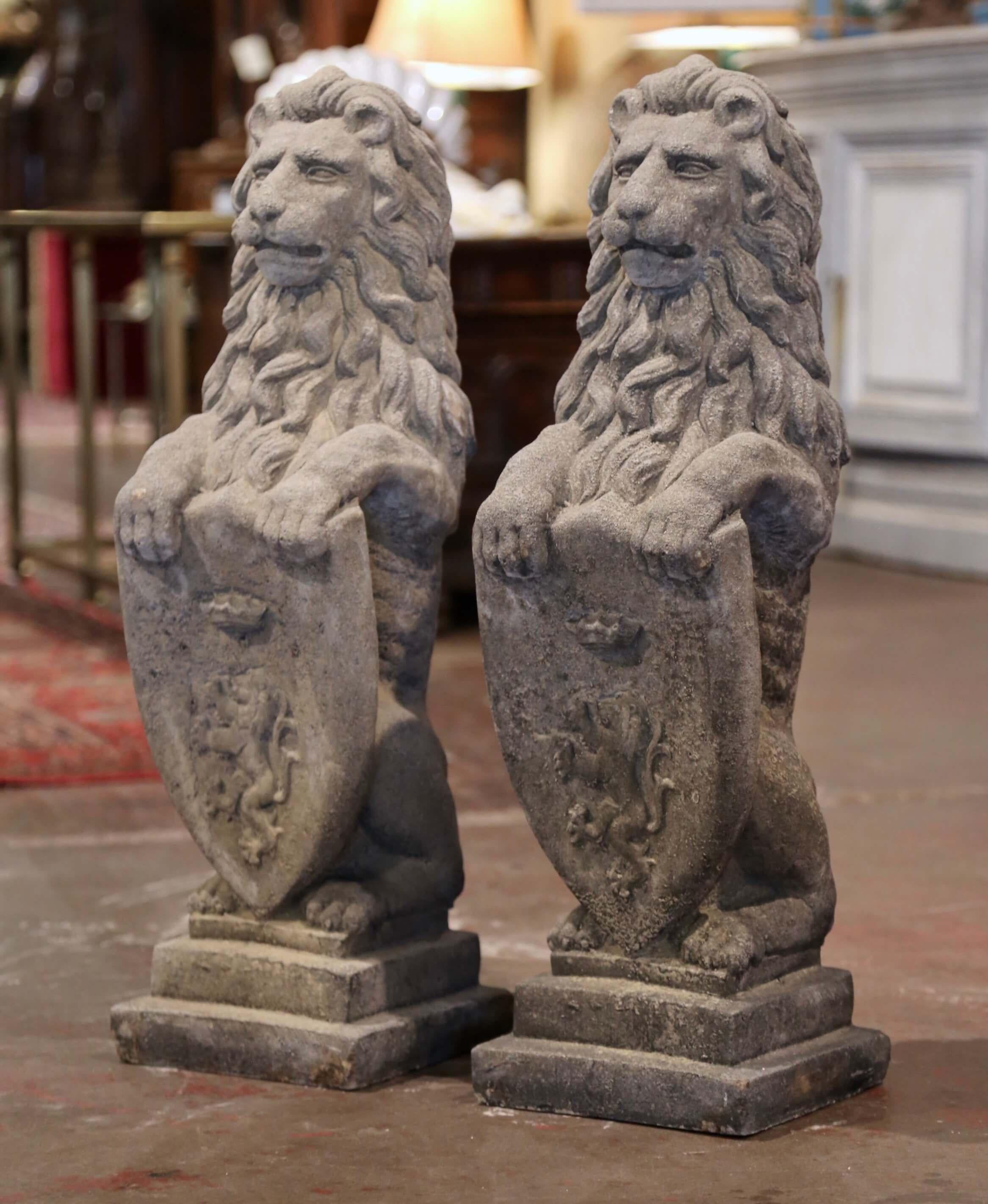 20ième siècle Paire de lions de jardin statuaires français Wescott en pierre moulée sculptée et vieillie, datant de l'âge