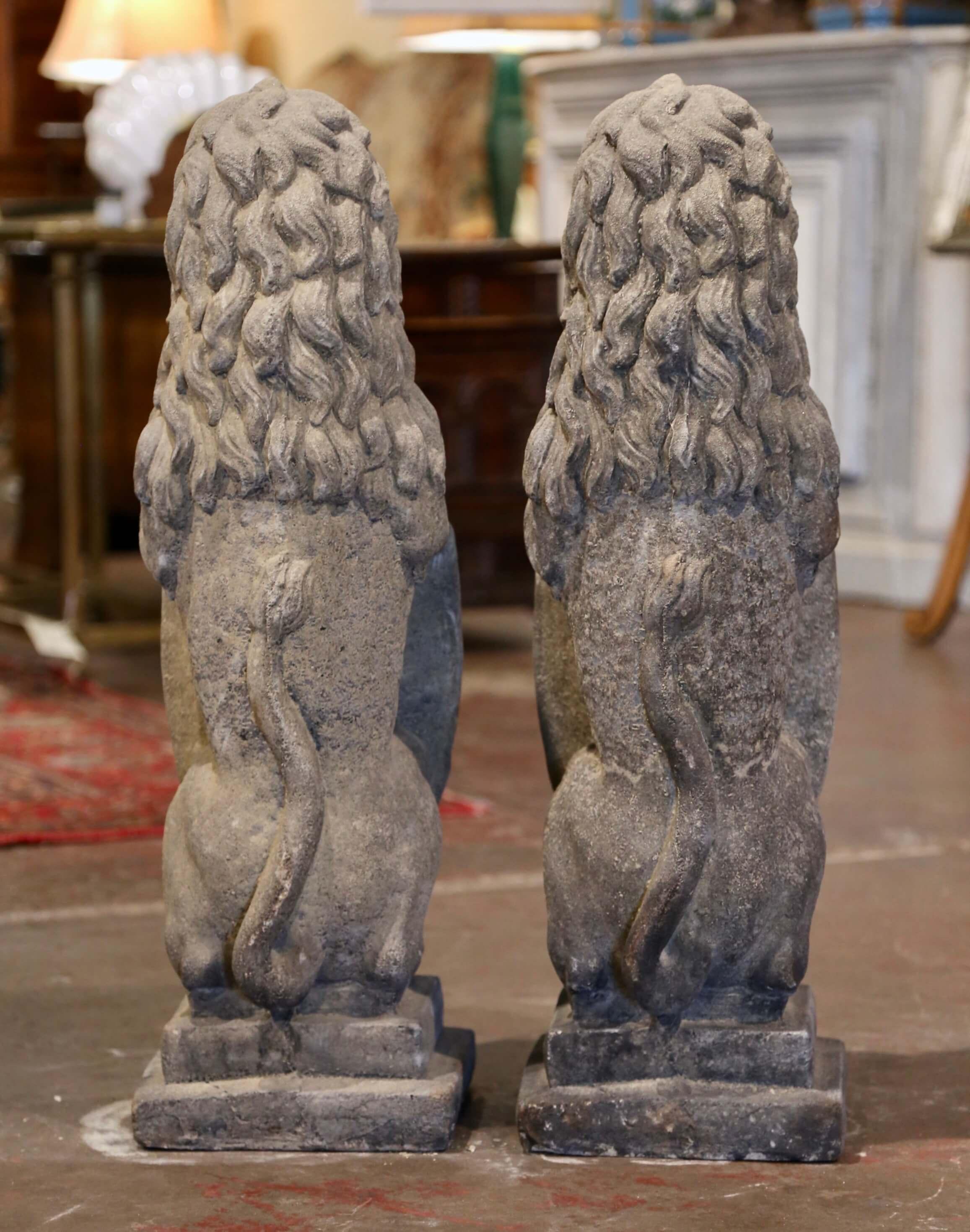 Pierre artificielle Paire de lions de jardin statuaires français Wescott en pierre moulée sculptée et vieillie, datant de l'âge