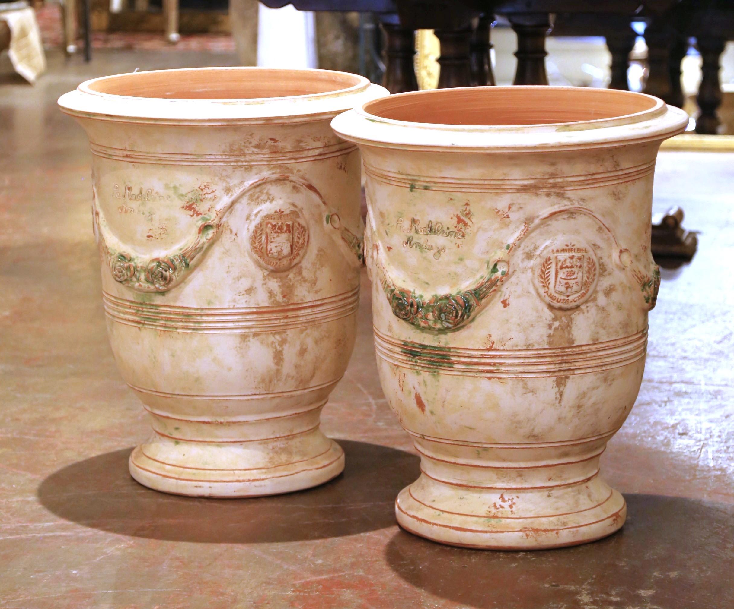 Ajoutez une élégance provençale intemporelle à votre jardin ou à votre intérieur avec cette paire de jardinières Anduze fabriquées à la main par La Madeleine. Fabriqué dans le sud de la France selon des techniques traditionnelles, chaque récipient