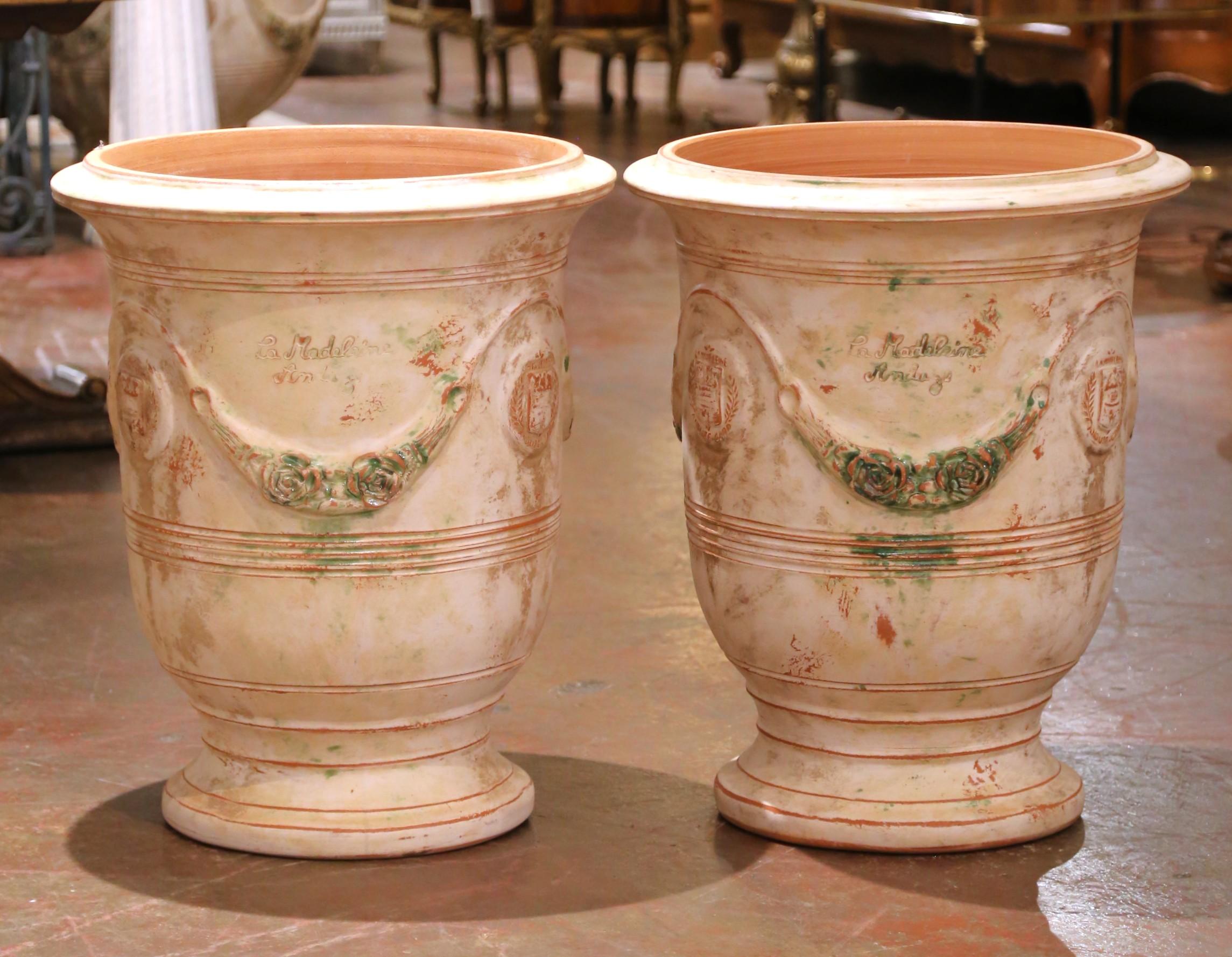 Néoclassique Paire de jardinières Anduze en terre cuite vieillie par La Madeleine en vente