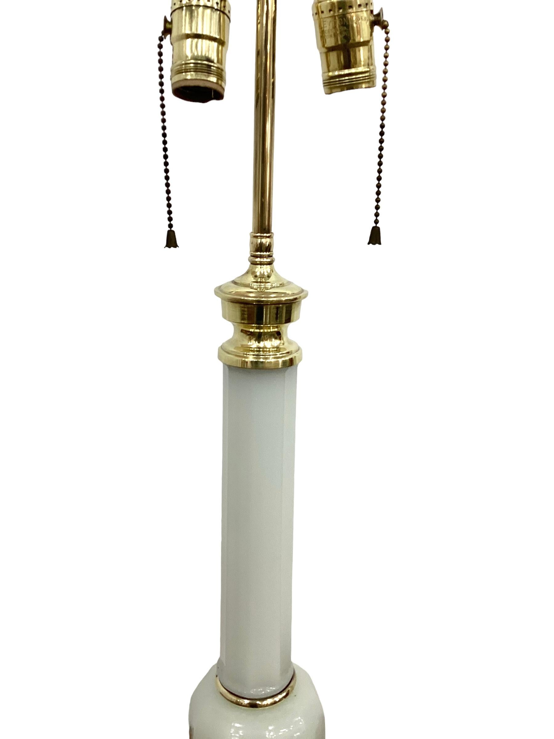 Paar französische Säulenlampen aus weißem Opal mit Messingbeschlägen (Französisch) im Angebot