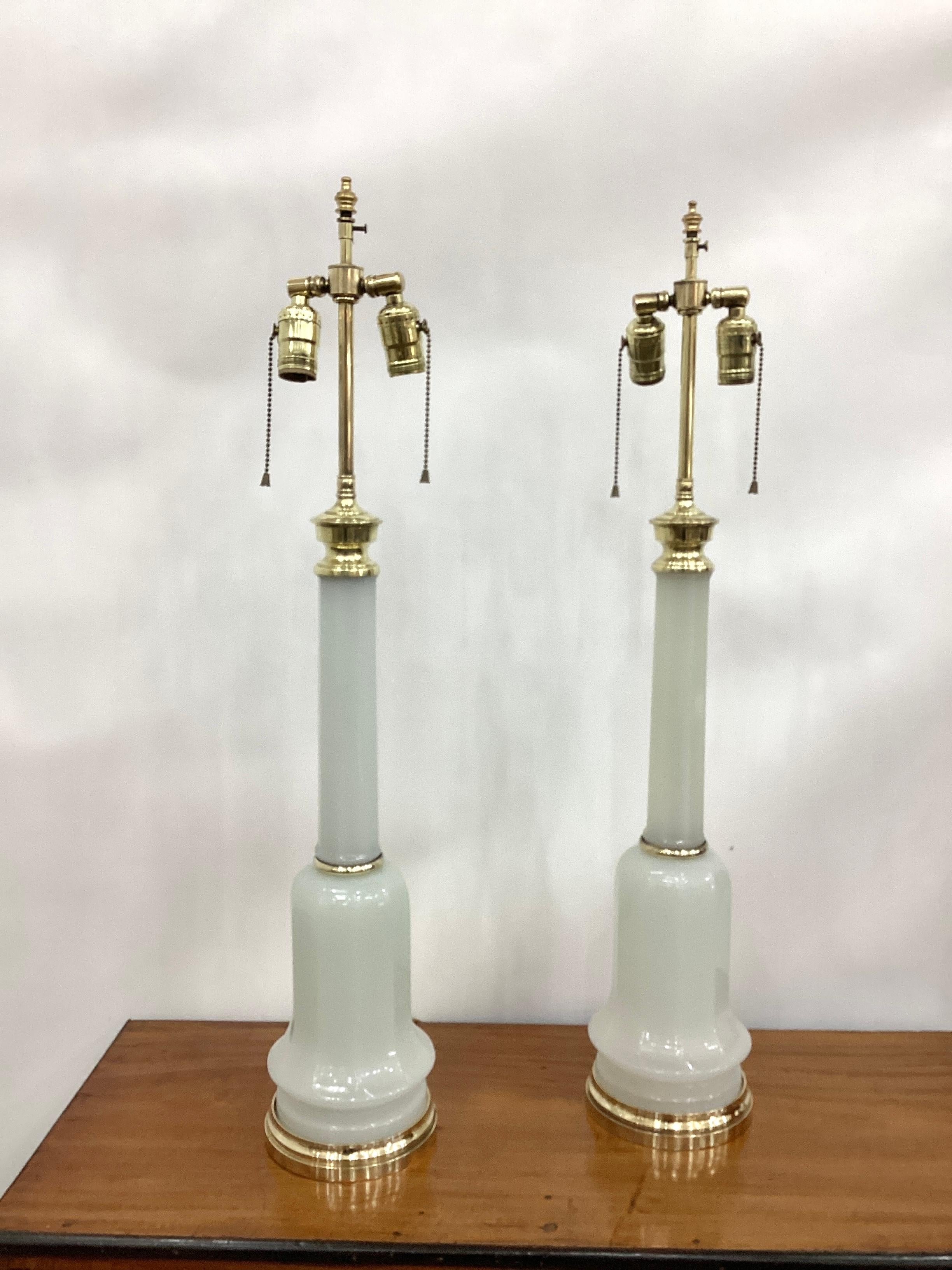 Paar französische Säulenlampen aus weißem Opal mit Messingbeschlägen im Angebot 2