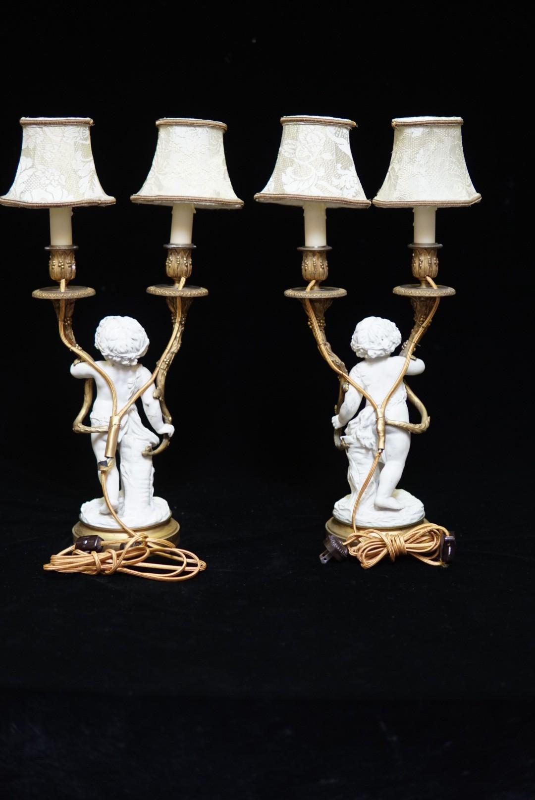 Paar französische Lampen aus weißem Porzellan und Goldbronze, 19. Jahrhundert (Louis XVI.) im Angebot