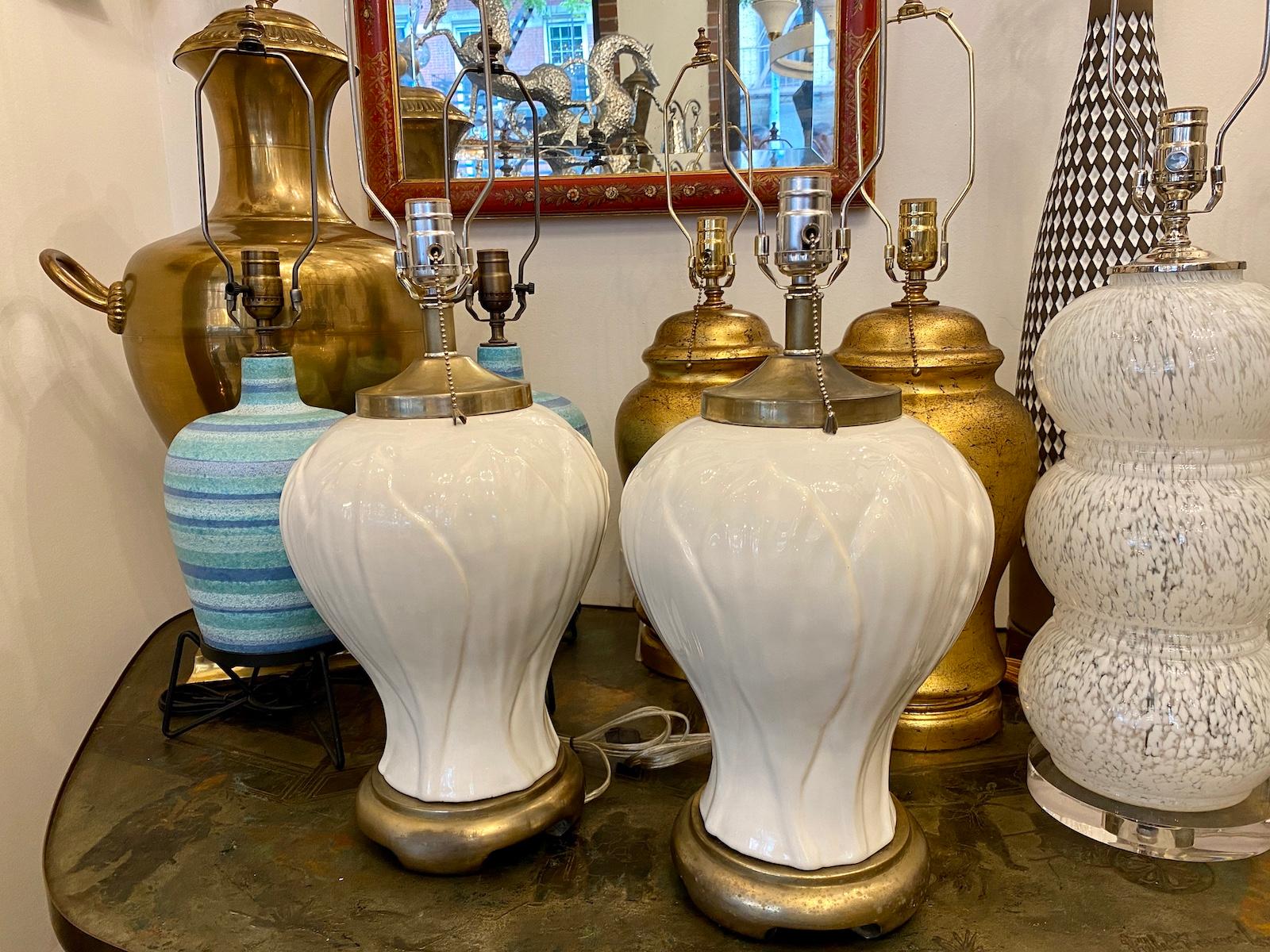 Milieu du XXe siècle Paire de lampes françaises en porcelaine blanche en vente