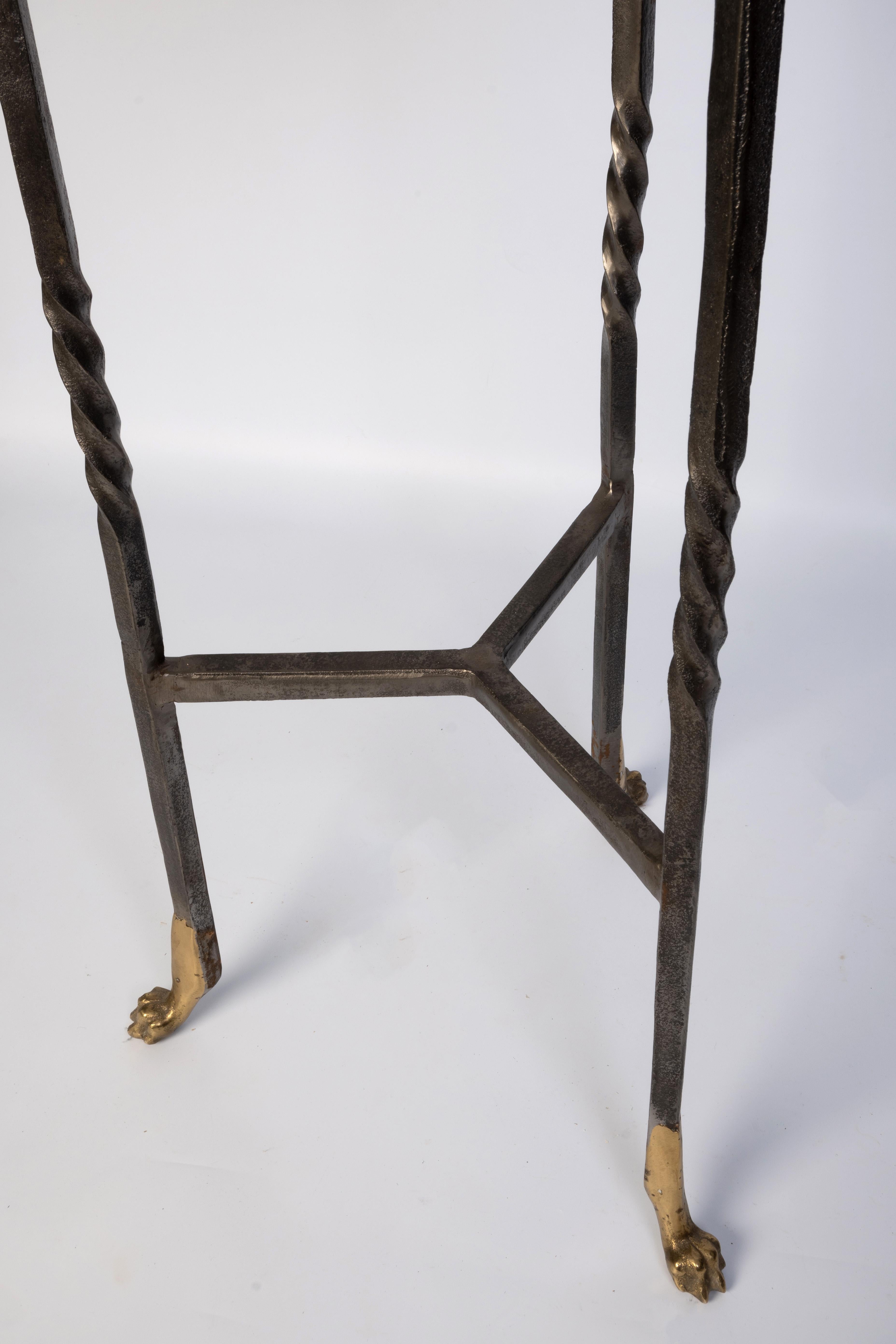 Pareja de urnas francesas de cerámica blanca montadas sobre soportes de hierro forjado y latón en venta 12