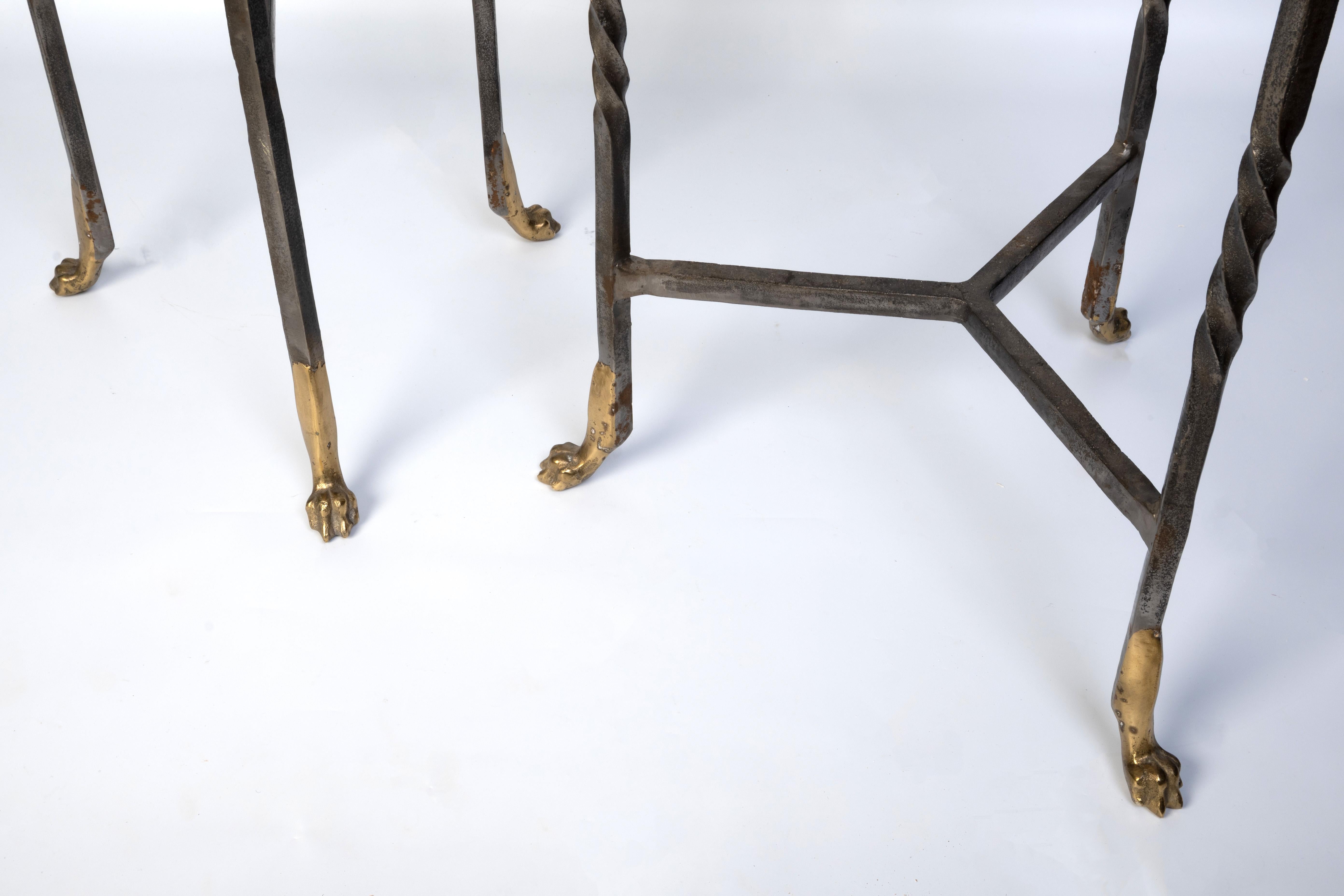 Pareja de urnas francesas de cerámica blanca montadas sobre soportes de hierro forjado y latón en Bueno estado para la venta en London, GB