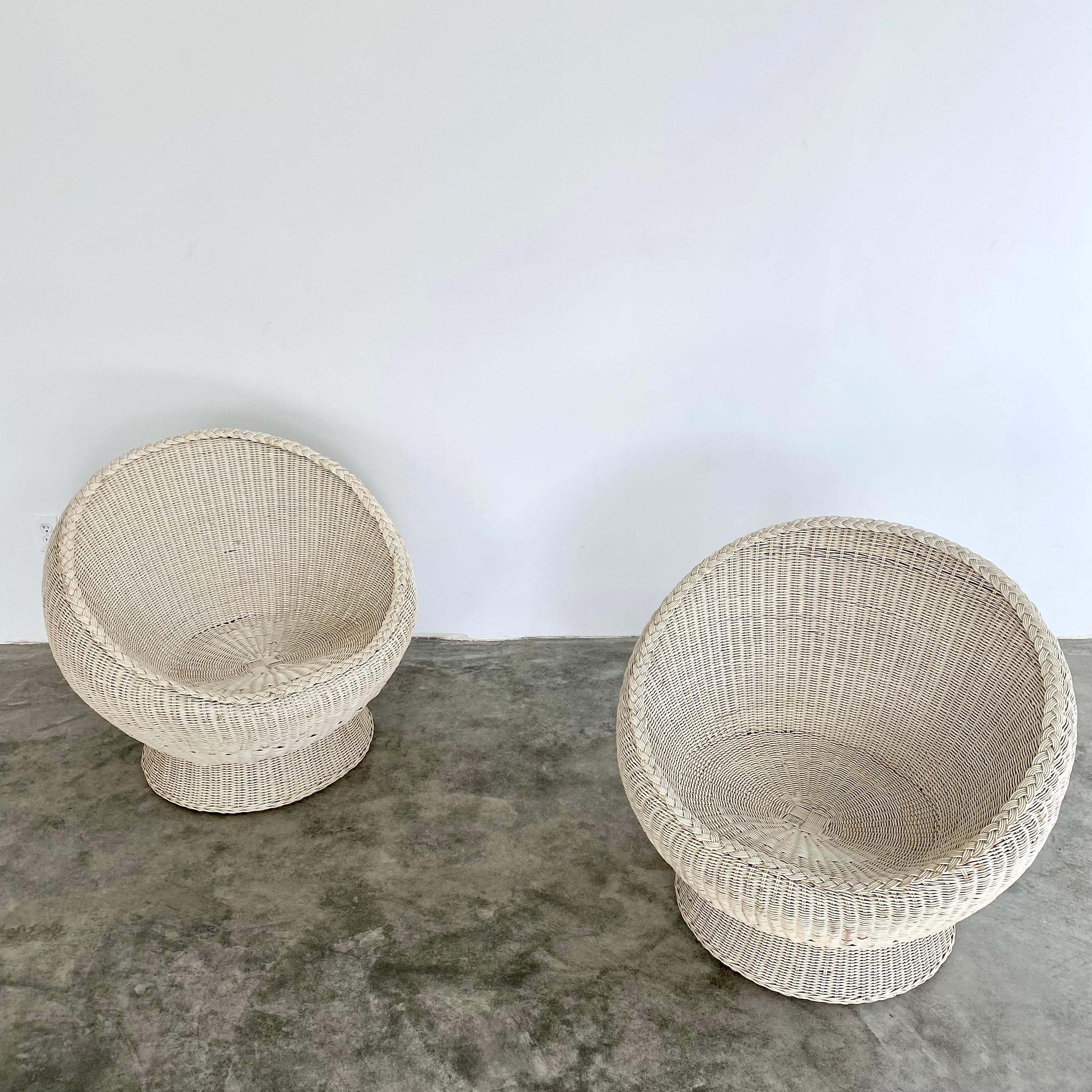 Mid-Century Modern Pair of French Wicker Pod Chairs For Sale