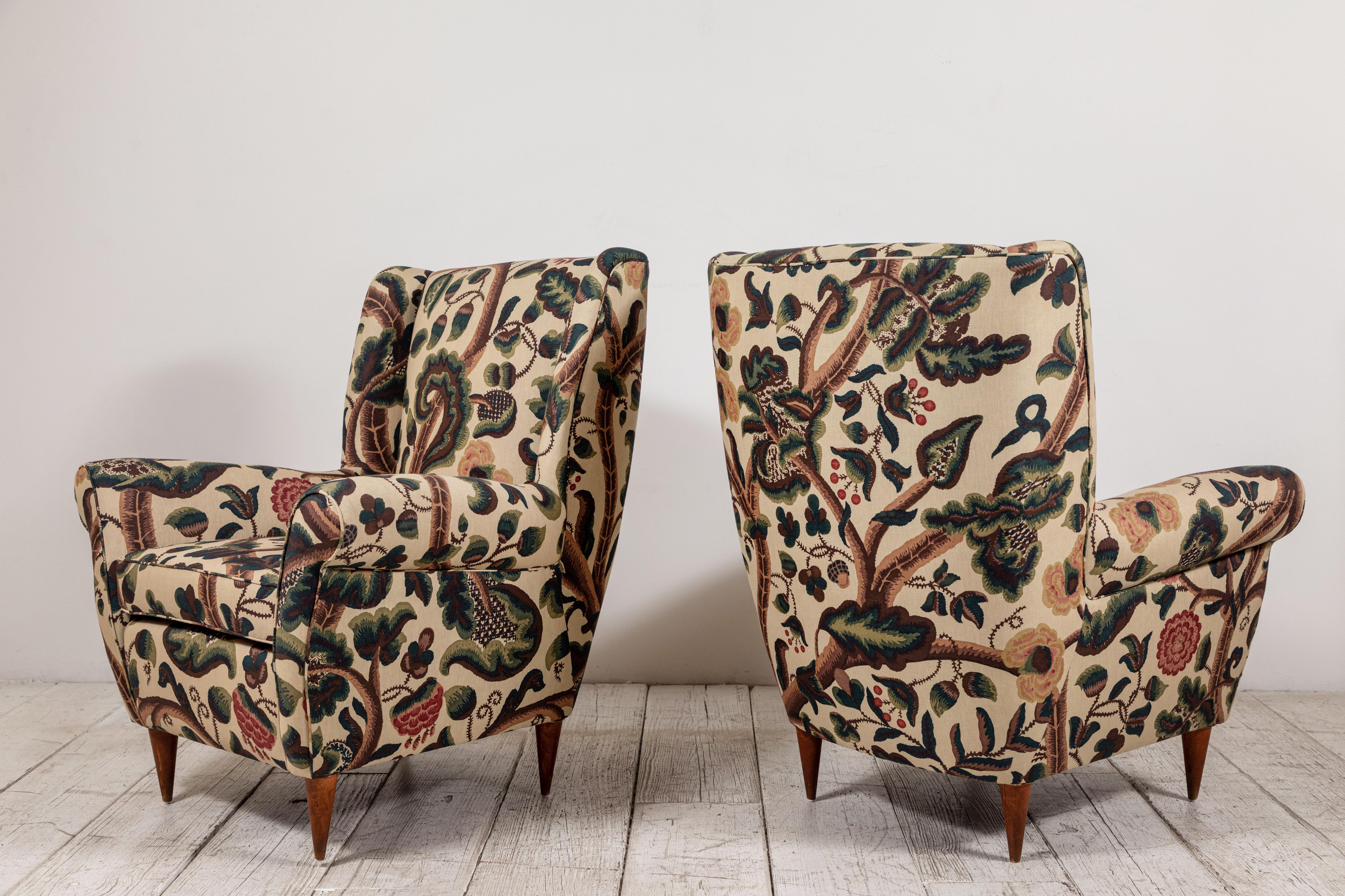Pair of French Wingback Chairs upholstered in Floral Fabric In Good Condition In Los Angeles, CA
