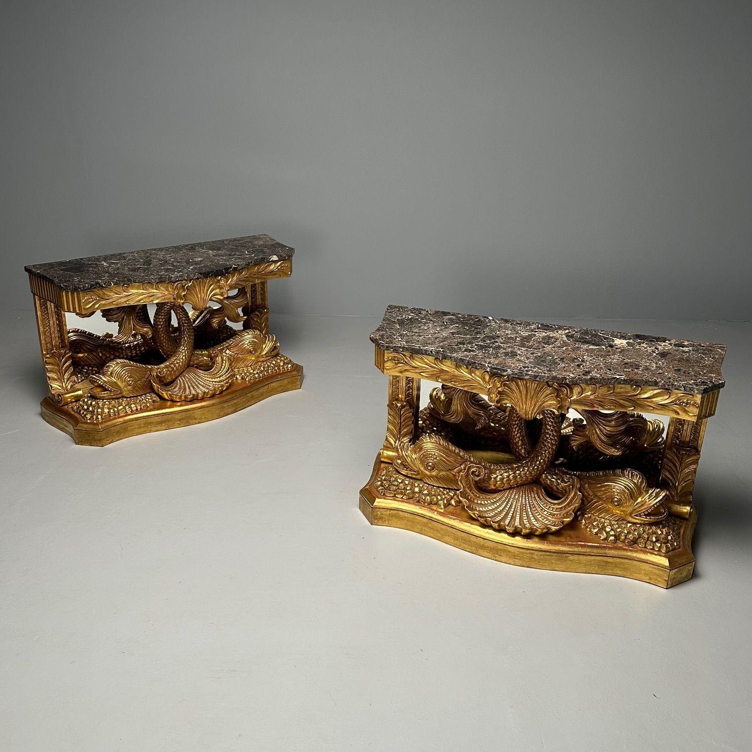 Paar französische geschnitzte Delphin-Konsolentische aus Holz, Pfeilertische, vergoldetes Holz (Mitte des 20. Jahrhunderts) im Angebot