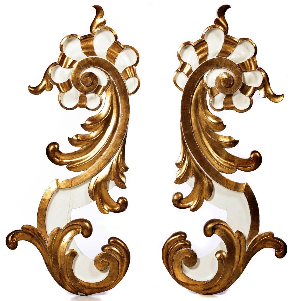 Pair of French wood carving elements
of the 18th century
In carved, painted and gilded wood.
Minor defects and repaints.
Dimensions: 110 x 49 cm.
