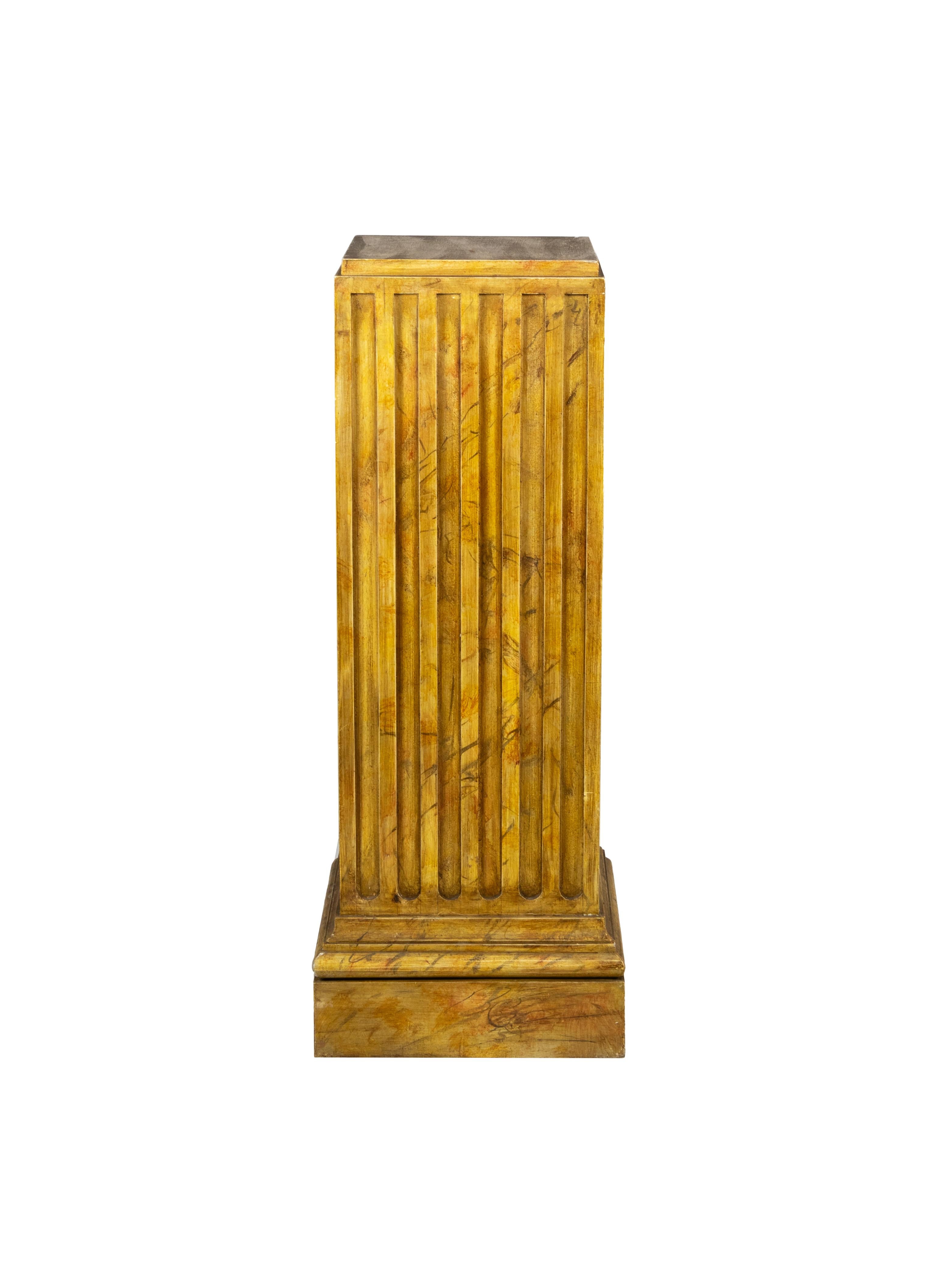 Elegante neoklassizistische Säulen aus dem 20. Jahrhundert mit marmorierter Holzoberfläche. Ideal, um jedem Raum einen klassischen Touch zu verleihen. Die Säulen haben ein kanneliertes Design und eine quadratische Form mit Abmessungen, die sie