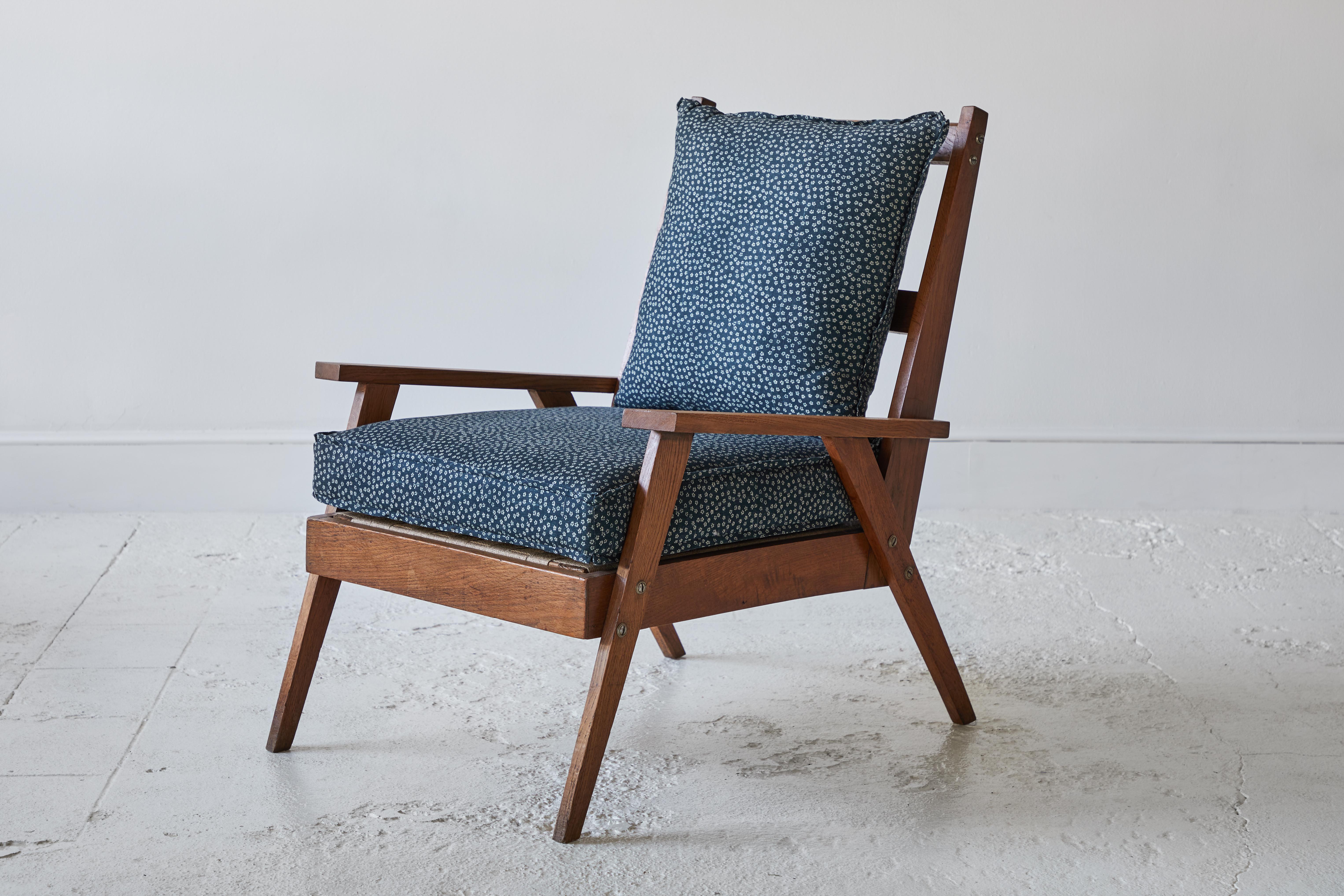 Paire de chaises françaises à armature en bois rembourrées avec des bras et des jambes angulaires:: le dossier à armature en bois est légèrement incliné. Les chaises ont été tapissées d'un nouveau tissu floral Robert Kime avec de magnifiques