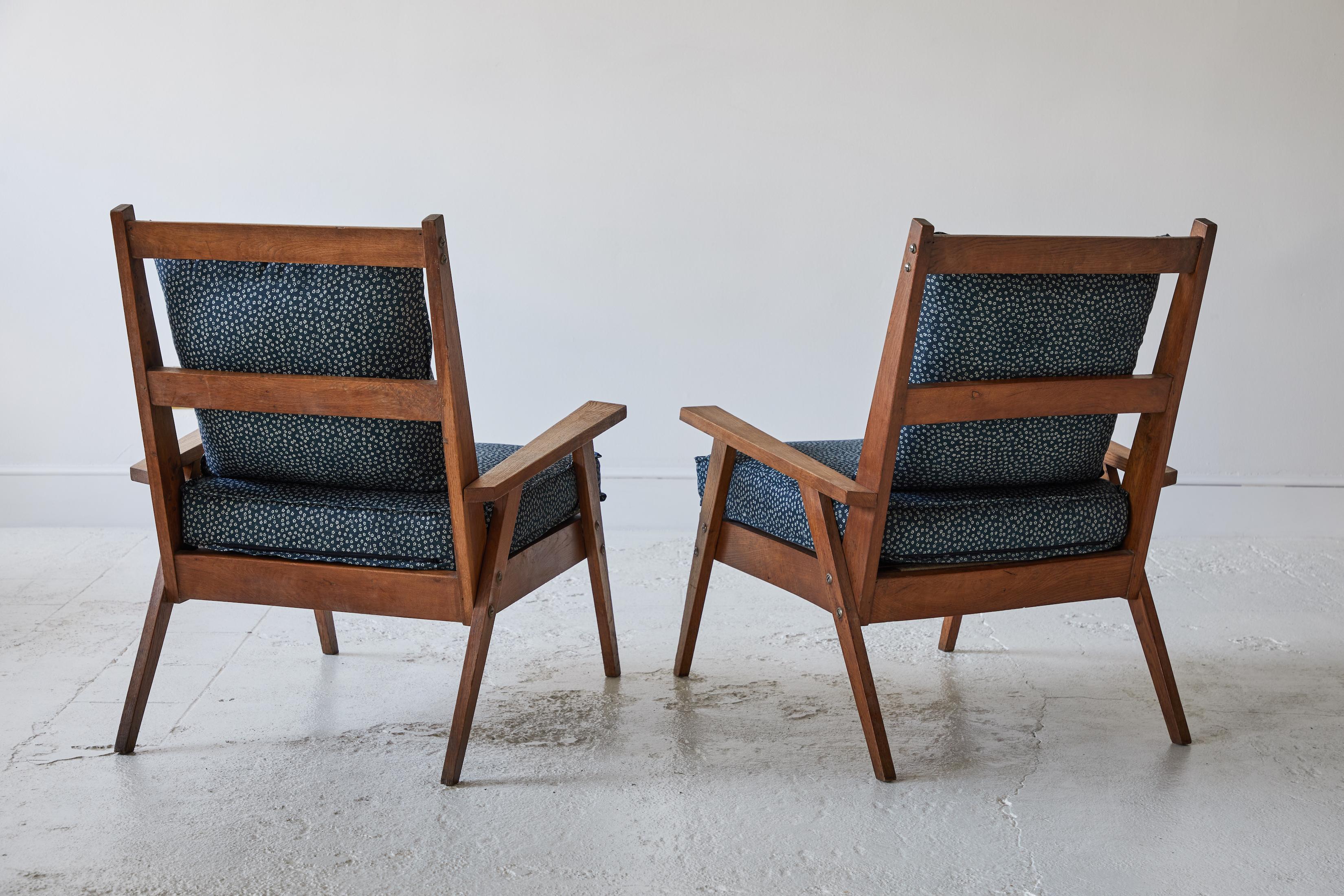 20ième siècle Paire de chaises françaises à cadre en bois:: tapissées de tissu floral Robert Kime