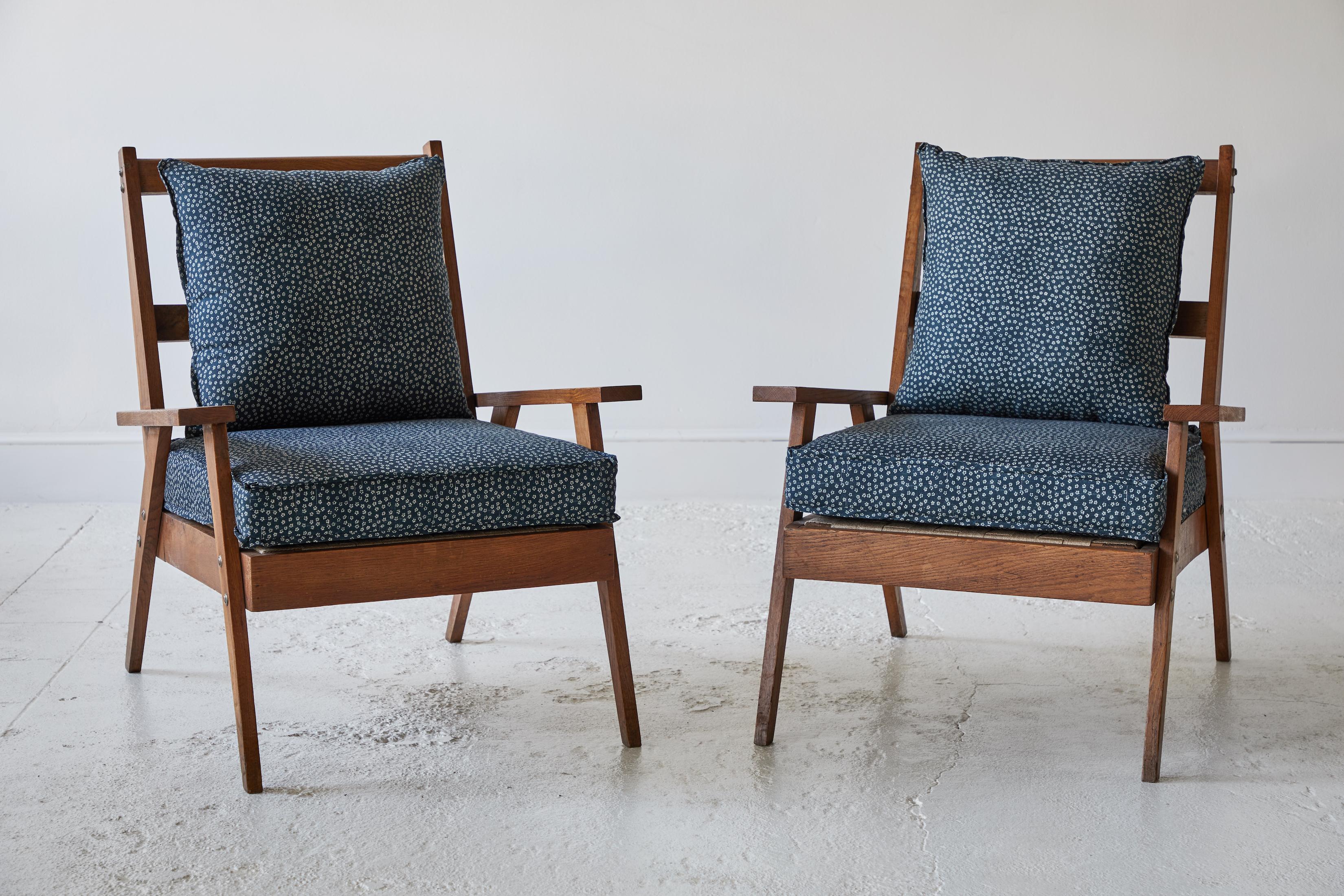 Paire de chaises françaises à cadre en bois:: tapissées de tissu floral Robert Kime 1