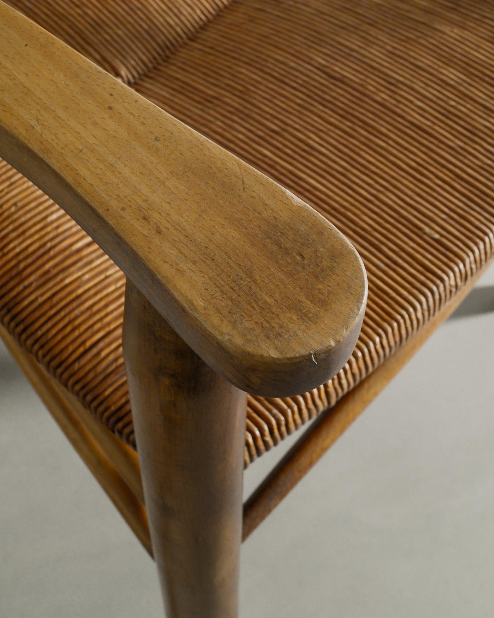 Paire de fauteuils d'appoint en bois français du milieu du siècle en orme et rotin paille, années 1950 en vente 4