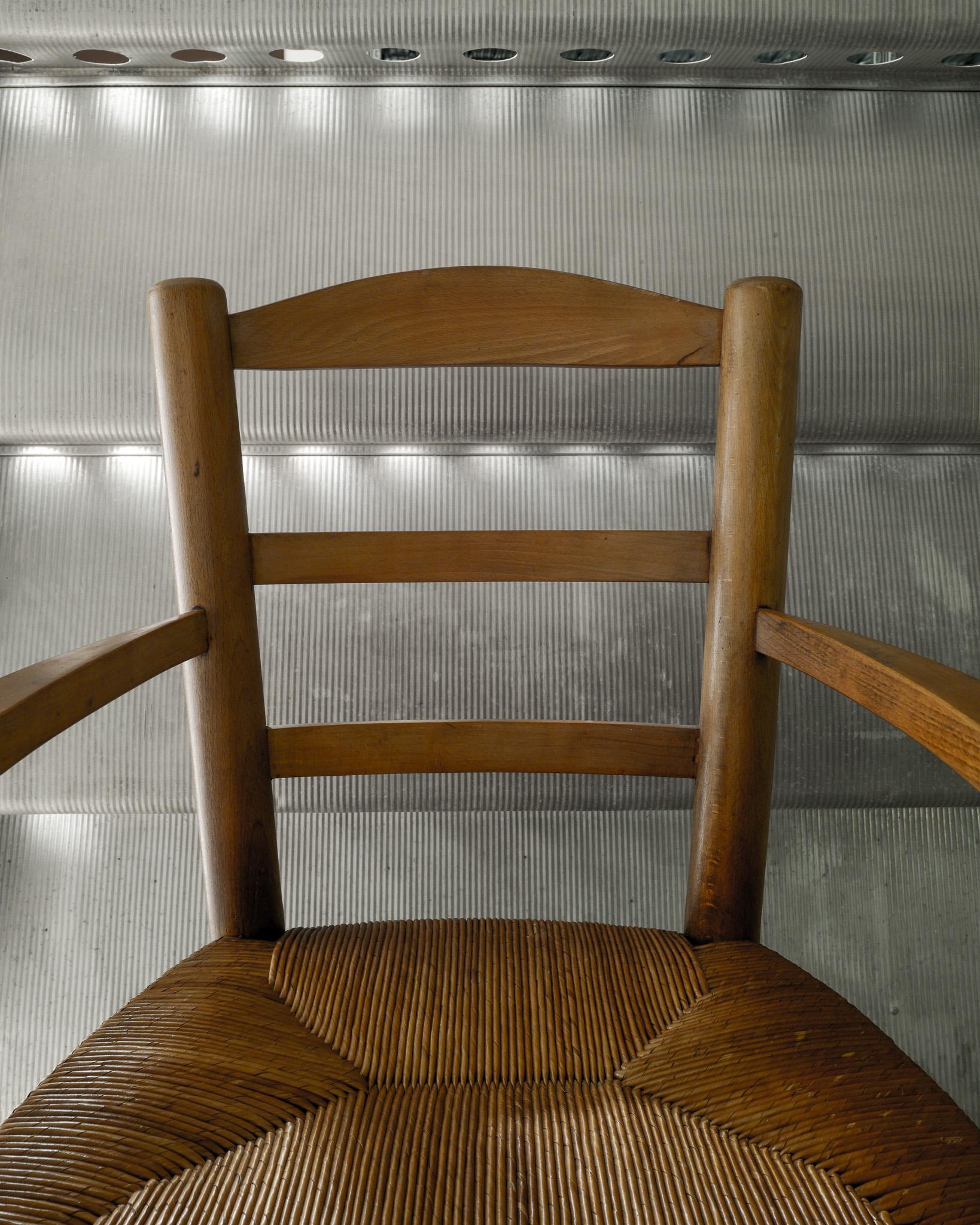 Français Paire de fauteuils d'appoint en bois français du milieu du siècle en orme et rotin paille, années 1950 en vente