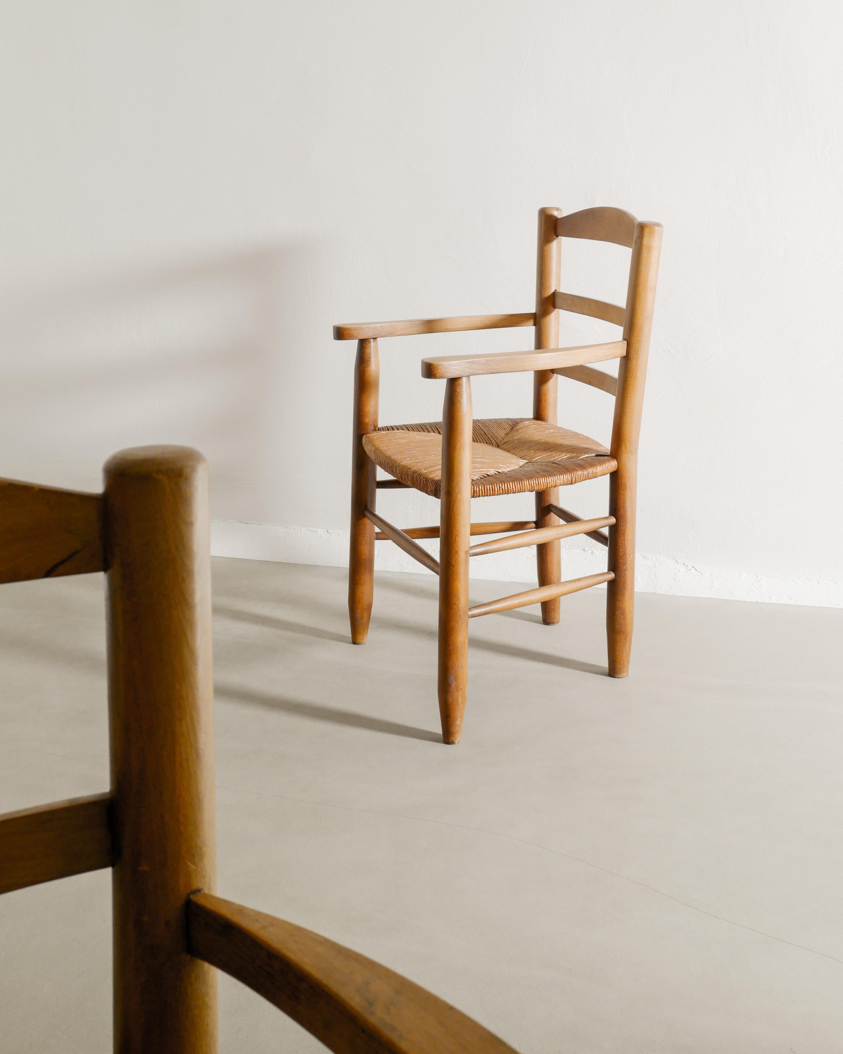 Paire de fauteuils d'appoint en bois français du milieu du siècle en orme et rotin paille, années 1950 Bon état - En vente à Stockholm, SE