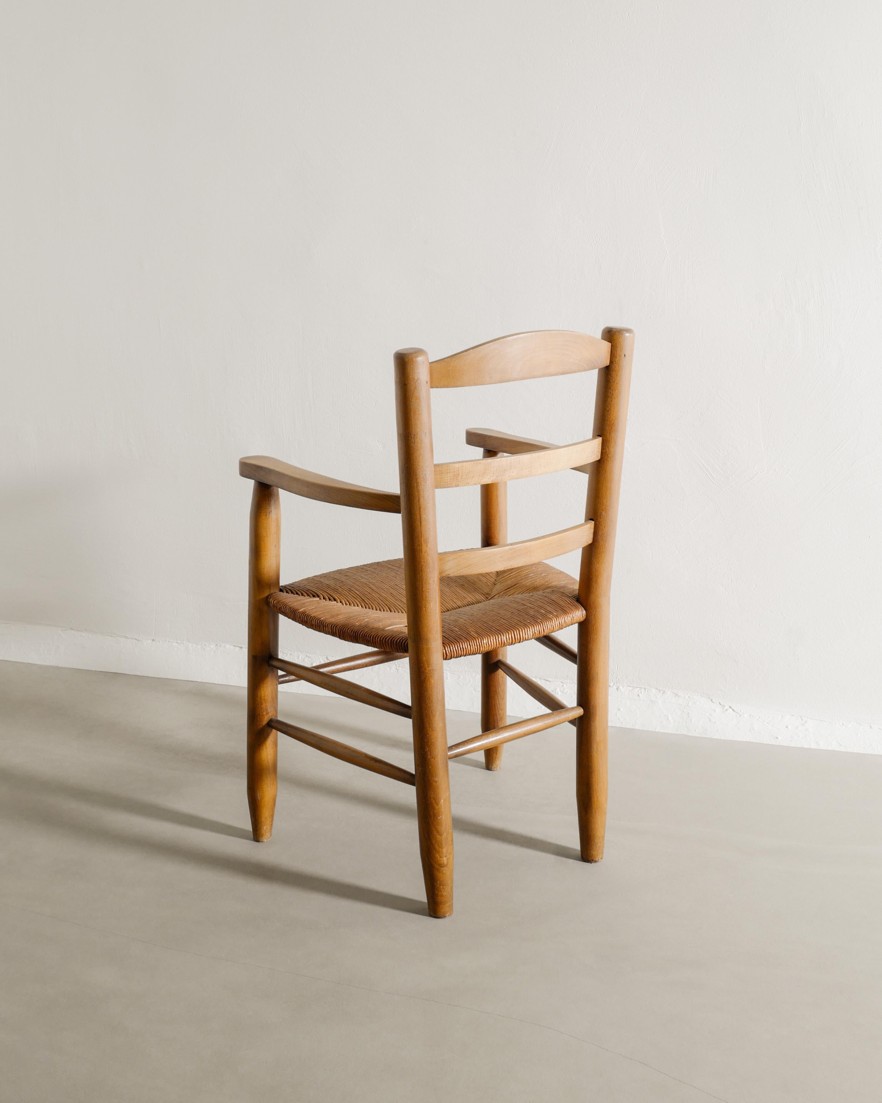 Milieu du XXe siècle Paire de fauteuils d'appoint en bois français du milieu du siècle en orme et rotin paille, années 1950 en vente