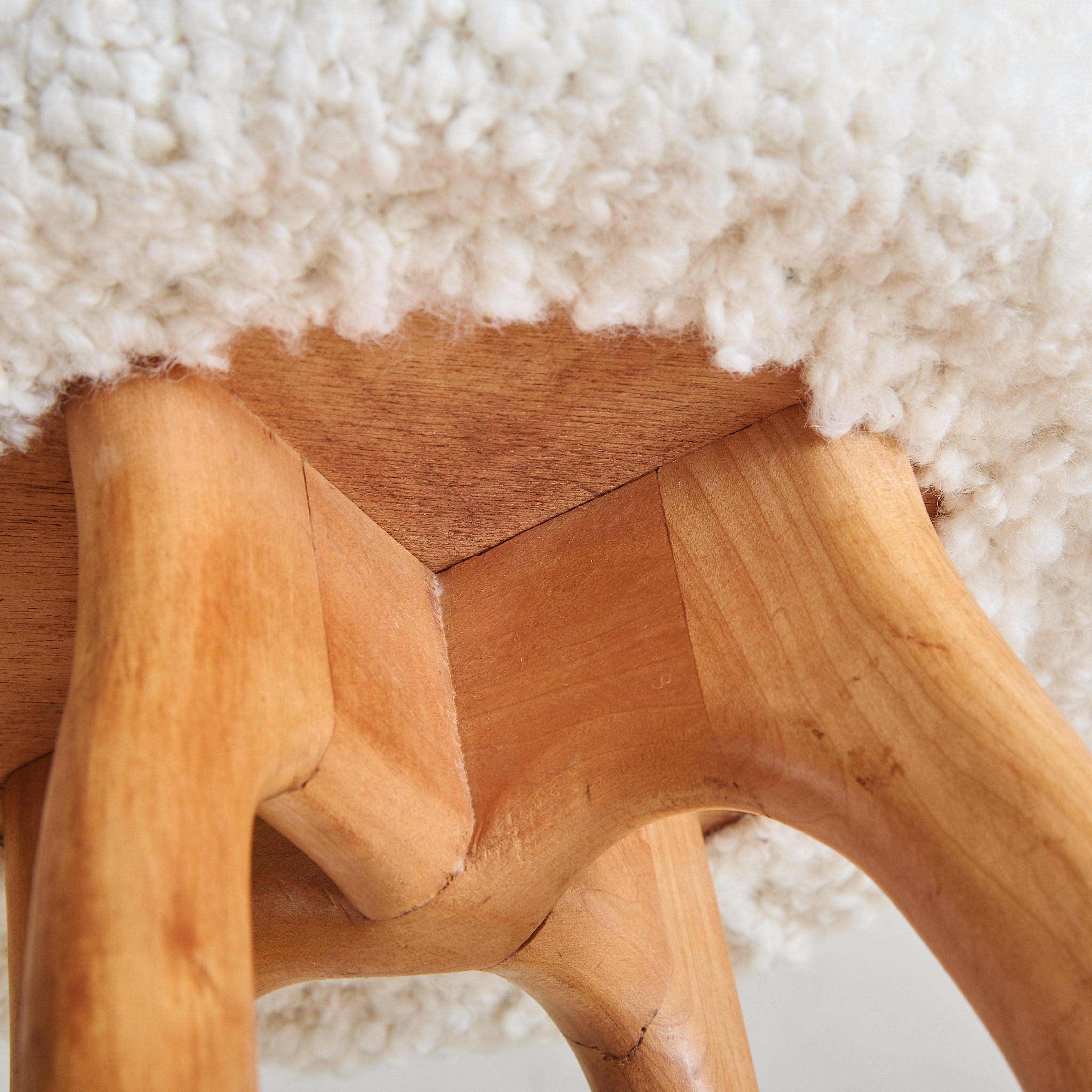 Coppia di sgabelli francesi in legno color crema, anni '60 in vendita 1