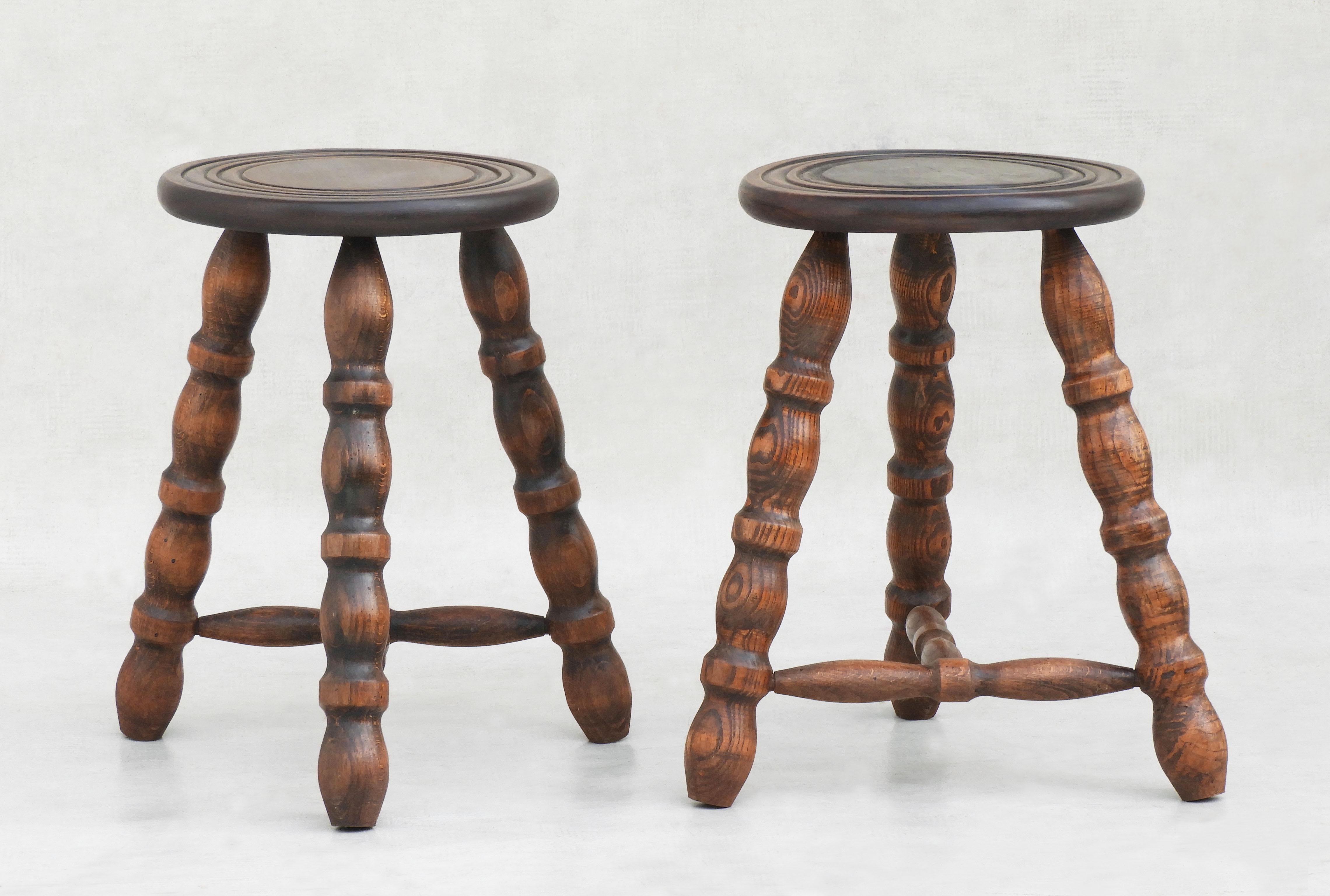 Coppia di sgabelli francesi a treppiede del 1950 circa
Una buona coppia di sgabelli a treppiede in legno in stile basco provenienti dalla Francia della metà del secolo scorso.  Questi versatili sgabelli tabouret a tre gambe realizzati a mano possono