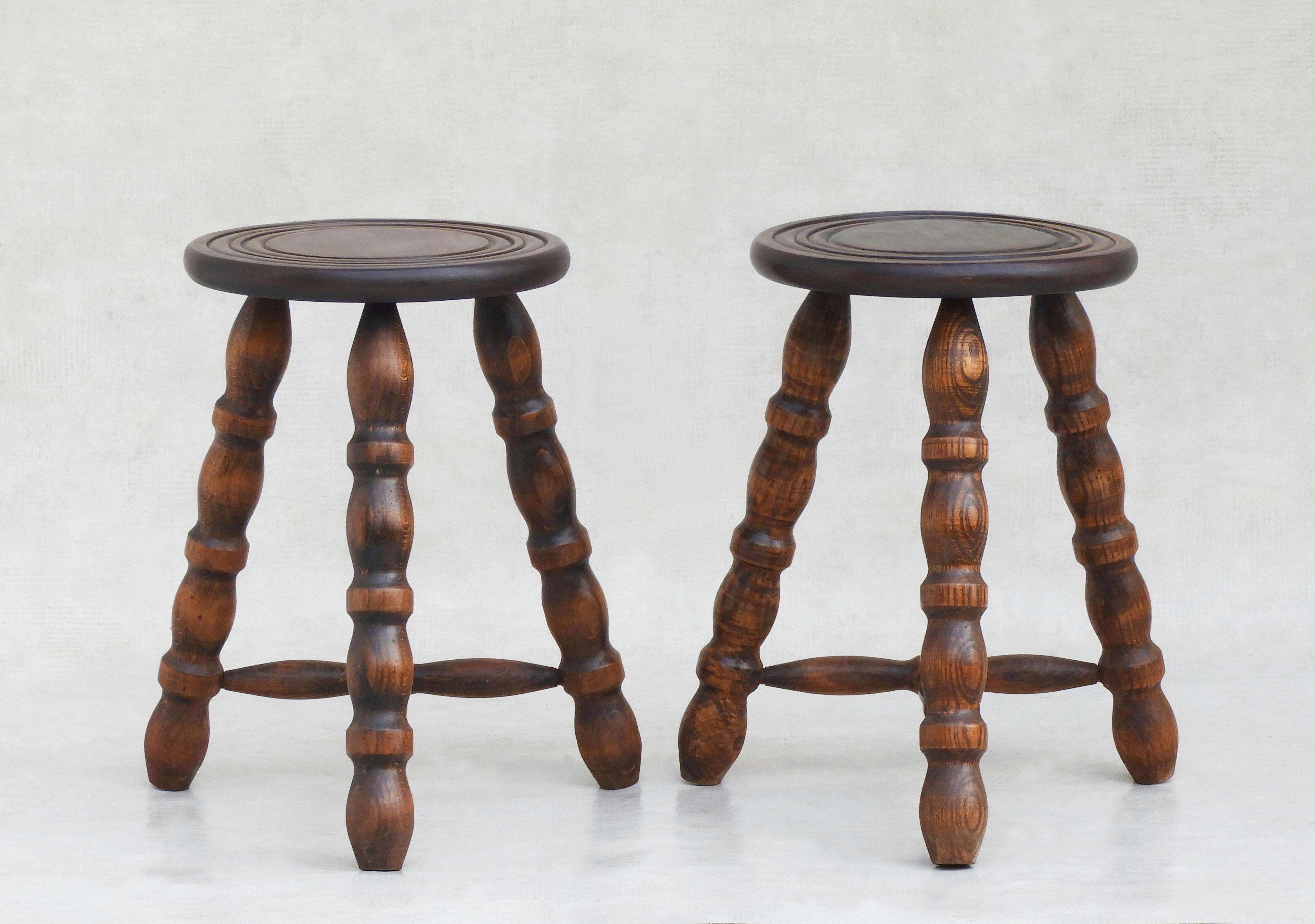 Arte popolare Coppia di sgabelli francesi a treppiede in legno C1950 in vendita