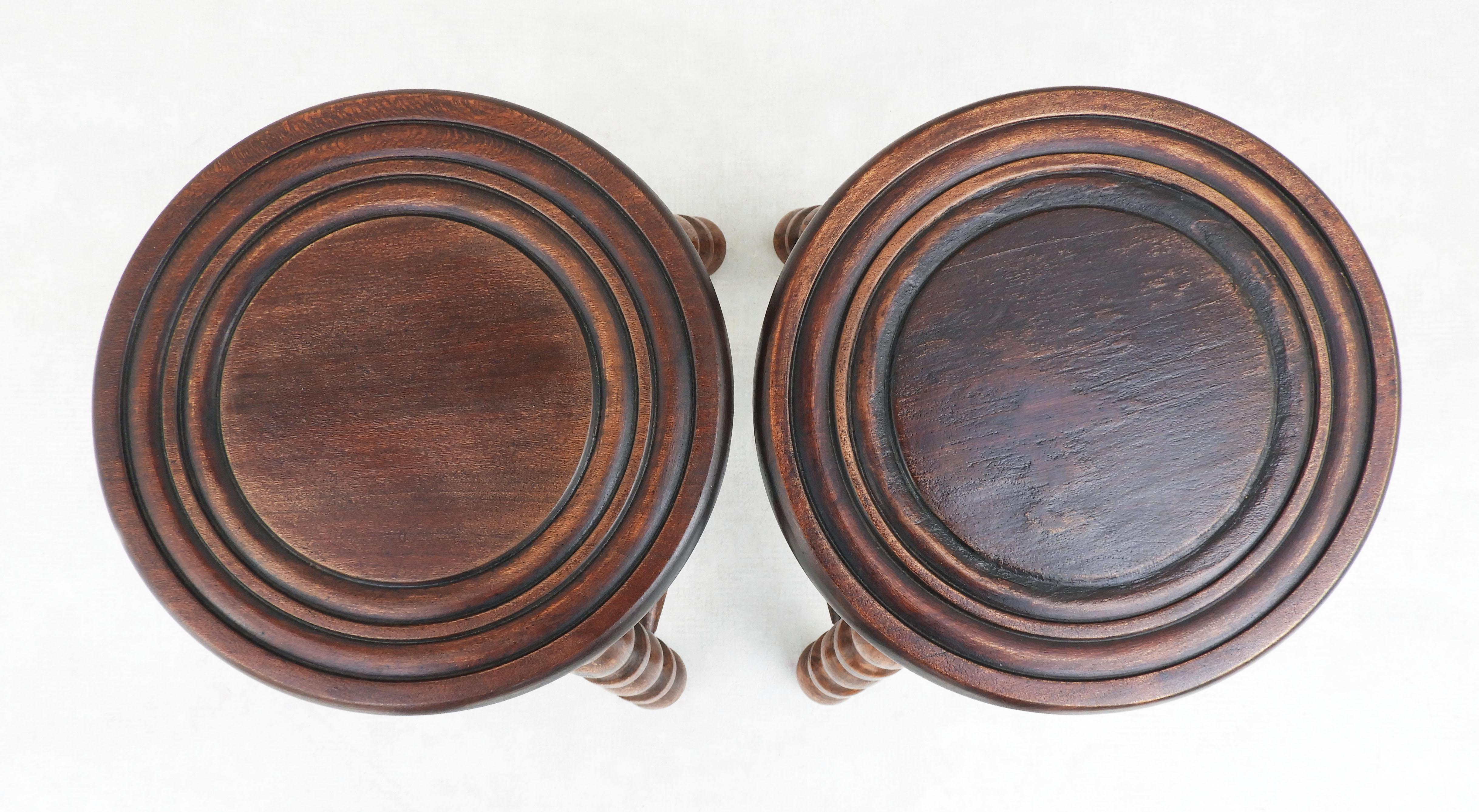 Tornito Coppia di sgabelli francesi a treppiede in legno C1950 in vendita