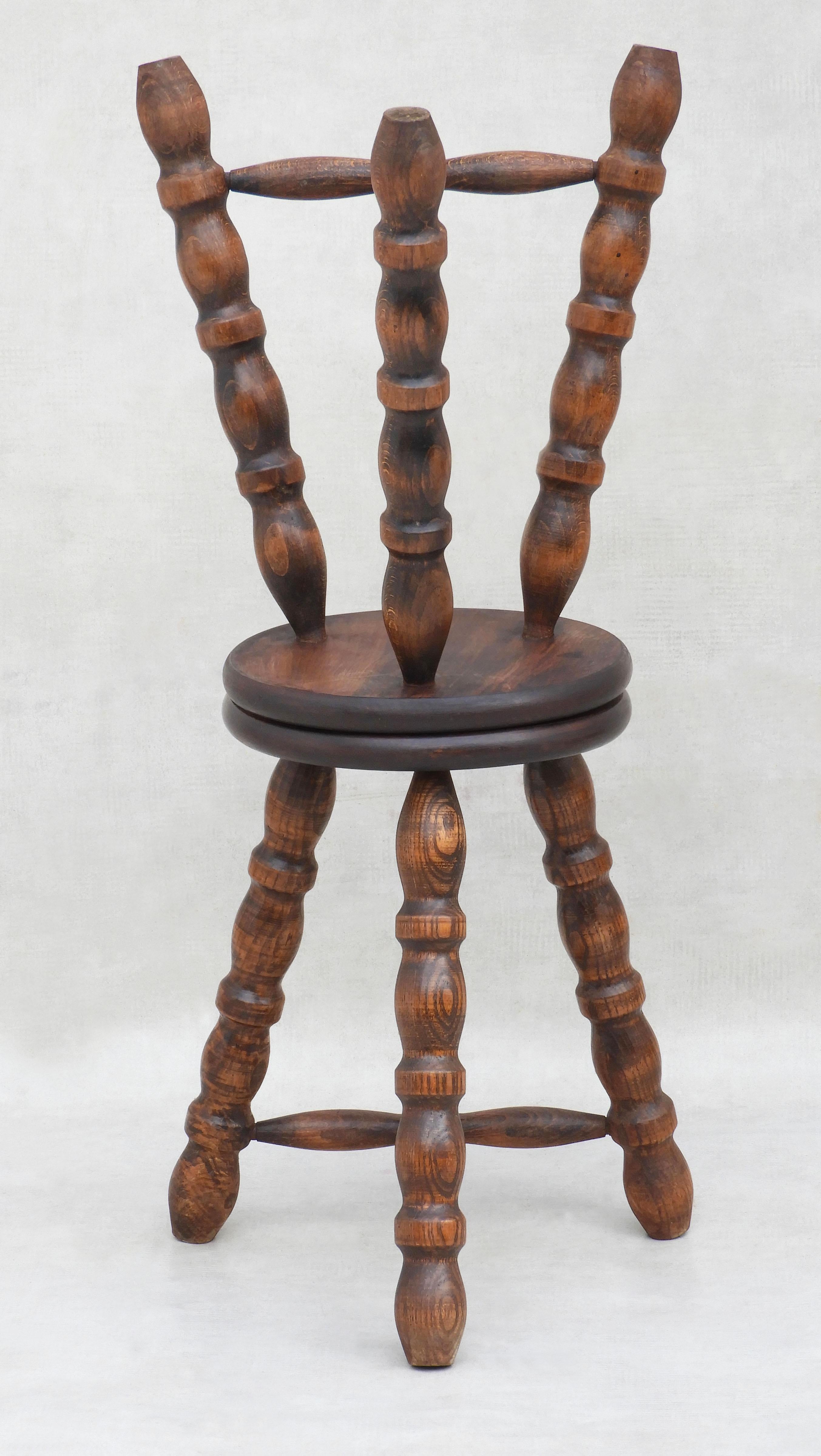 Coppia di sgabelli francesi a treppiede in legno C1950 In condizioni buone in vendita a Trensacq, FR