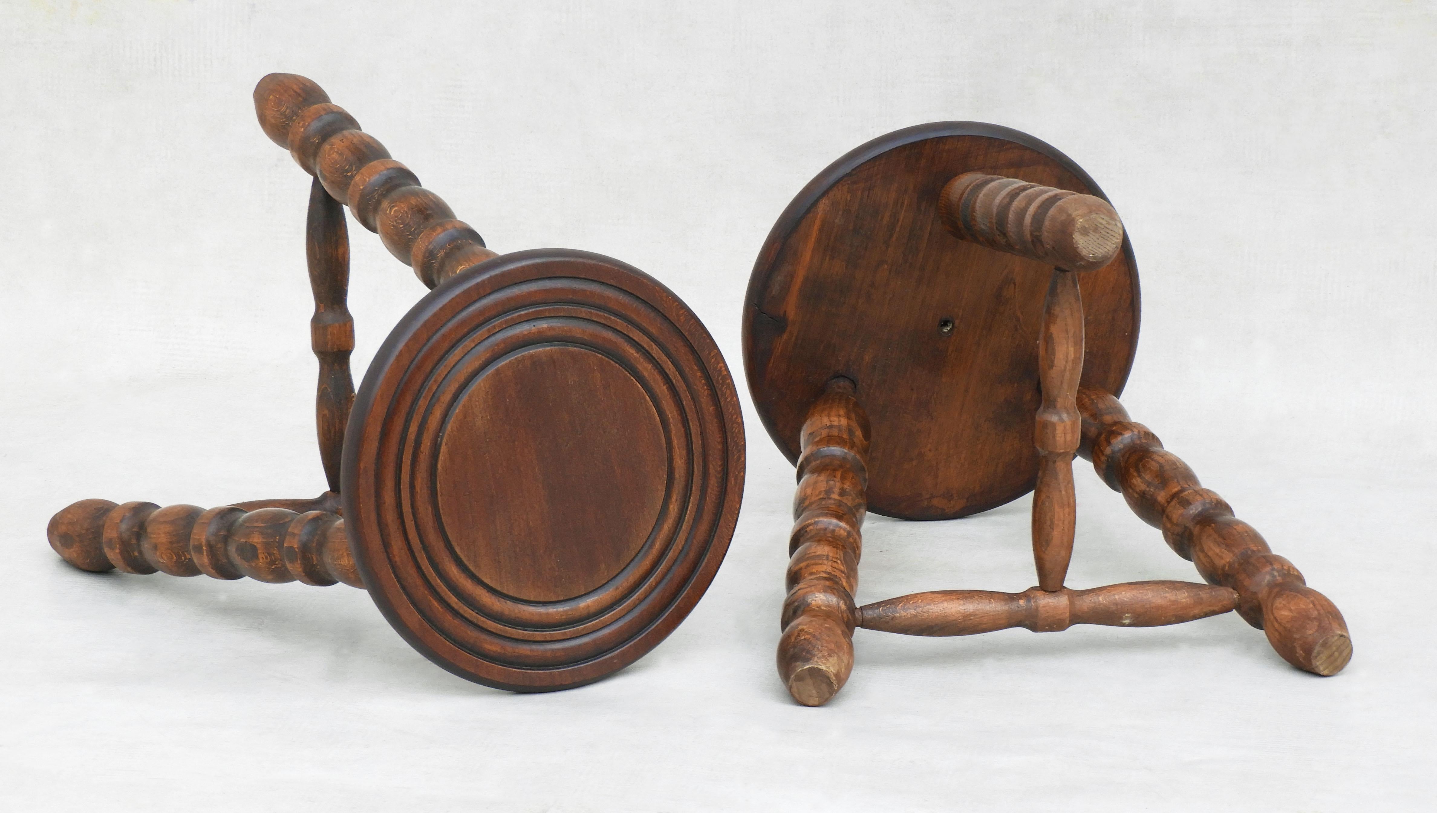 XX secolo Coppia di sgabelli francesi a treppiede in legno C1950 in vendita