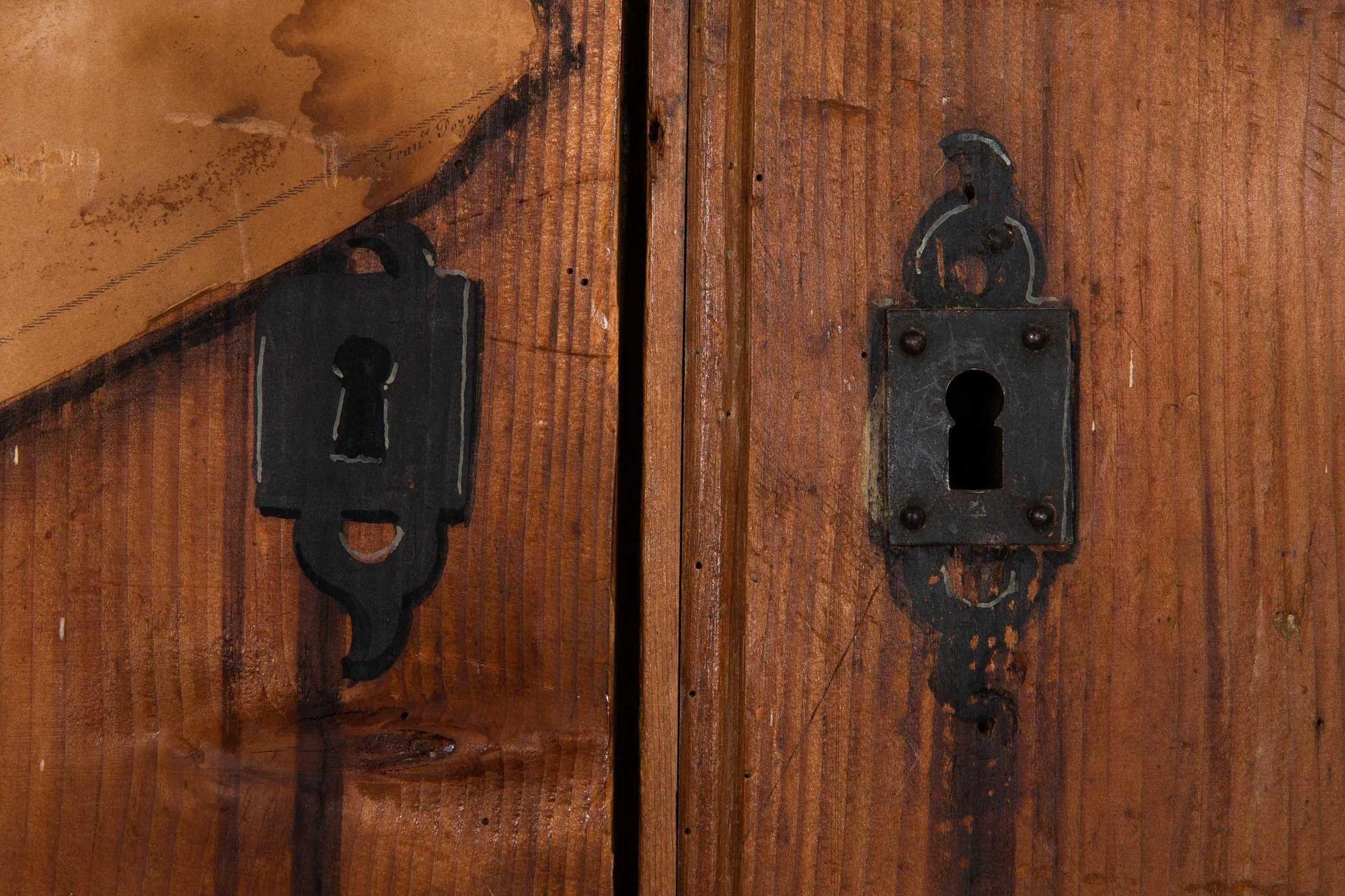 Coppia di porte francesi in pino consumato a decoupage e Trompe L'Oeil in vendita 4