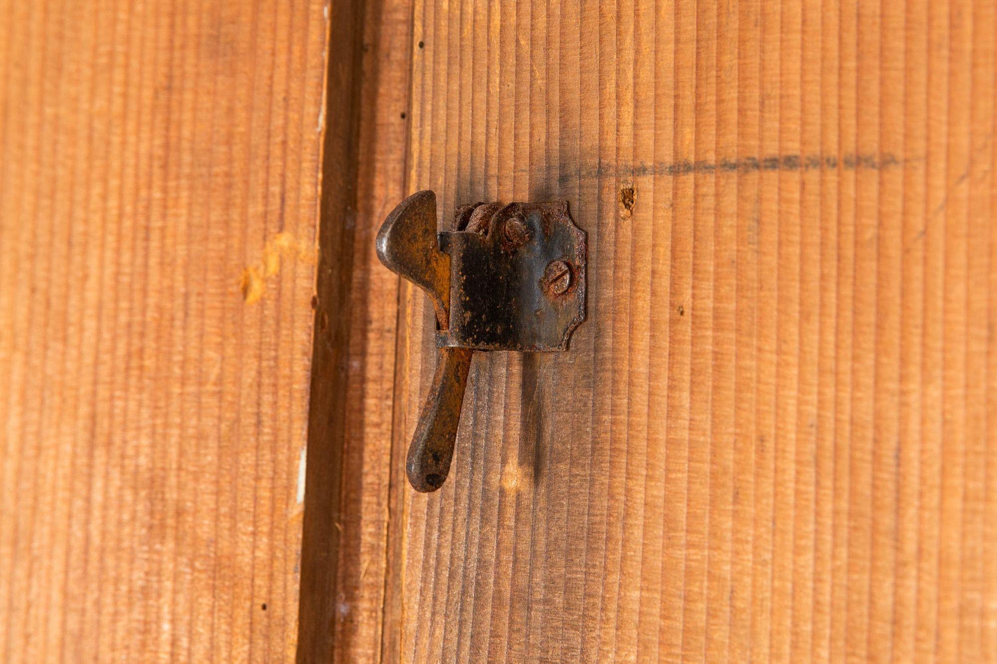 Coppia di porte francesi in pino consumato a decoupage e Trompe L'Oeil in vendita 10