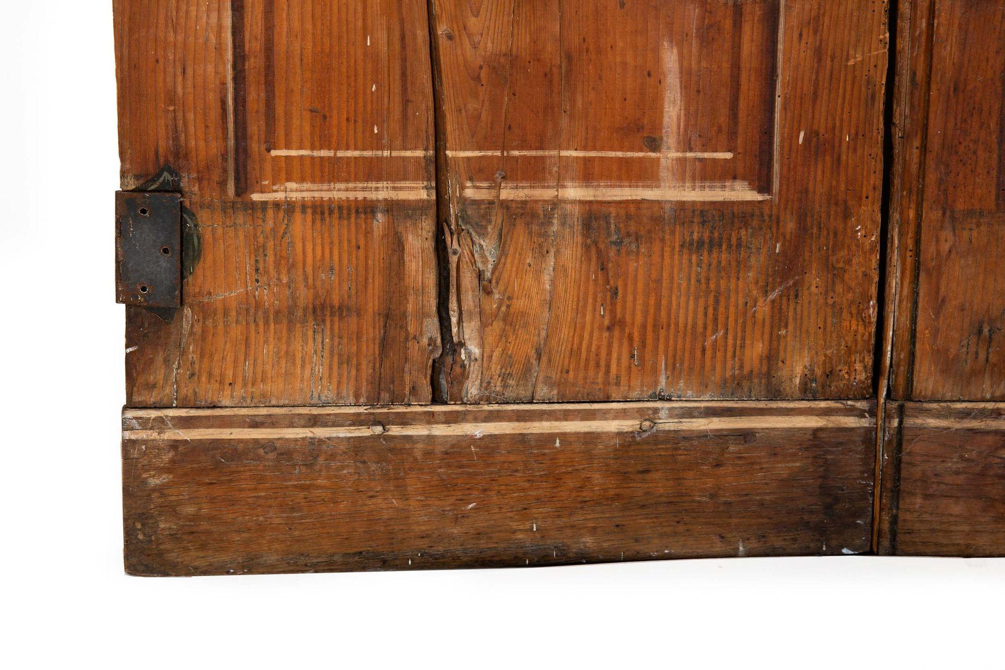 Coppia di porte francesi in pino consumato a decoupage e Trompe L'Oeil in vendita 12