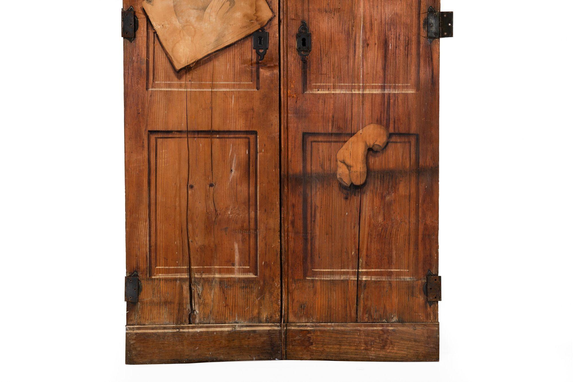 Francese Coppia di porte francesi in pino consumato a decoupage e Trompe L'Oeil in vendita