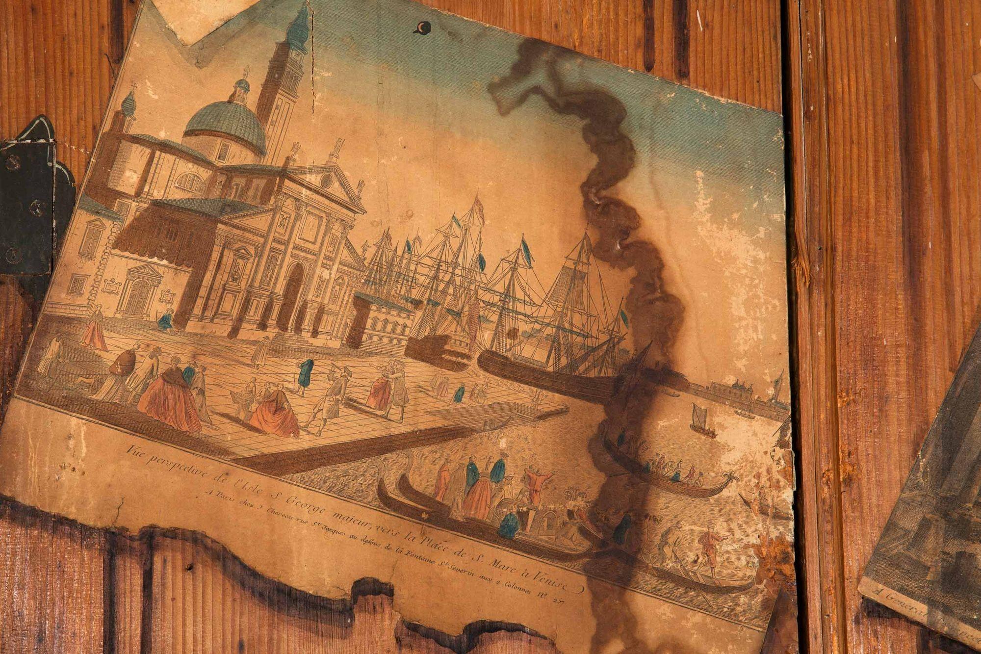 XIX secolo Coppia di porte francesi in pino consumato a decoupage e Trompe L'Oeil in vendita