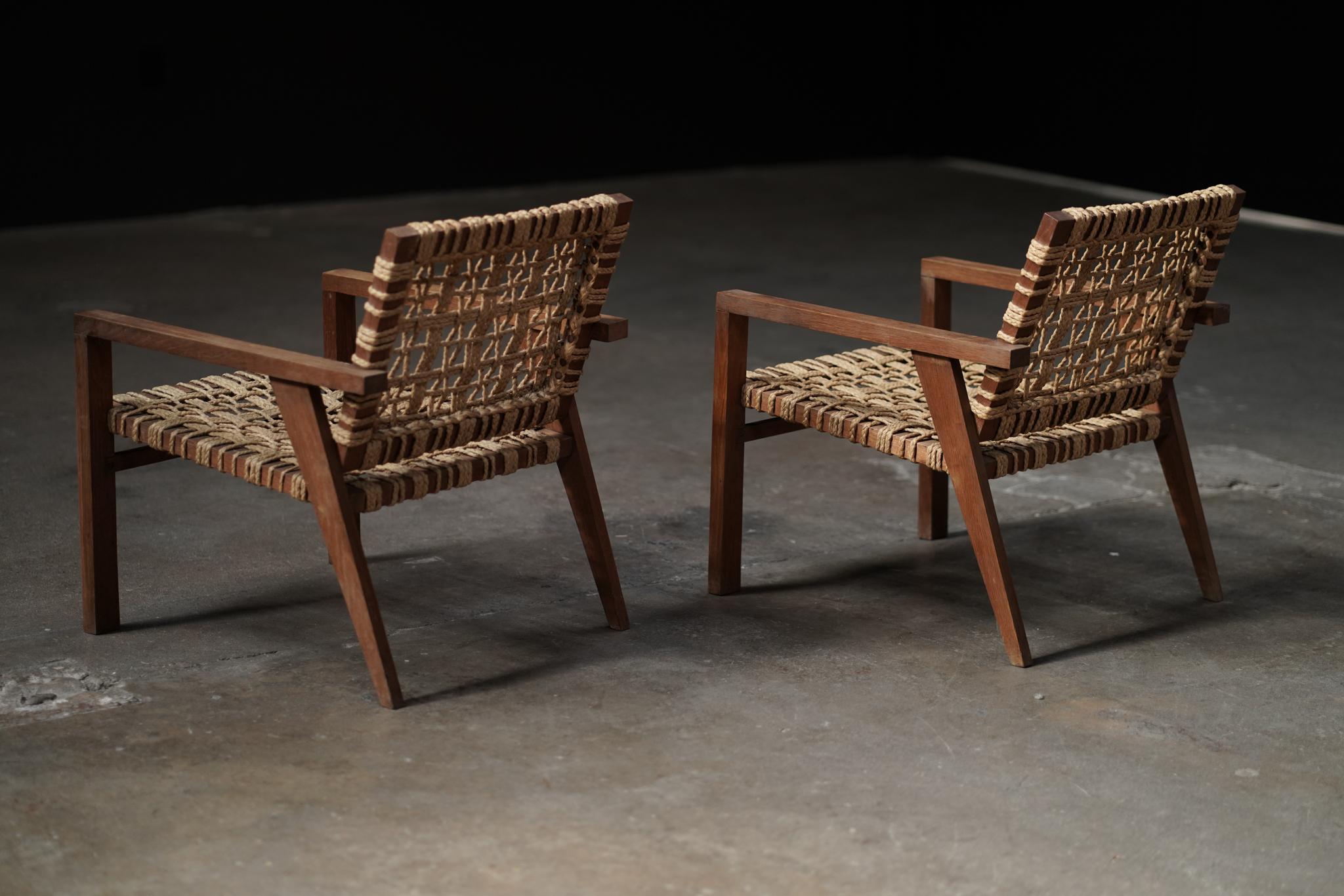 Paire de chaises longues tressées, France, années 1950 

La texture tissée naturelle offre chaleur et caractère, tandis que la silhouette élégante assure à la fois confort et style. Parfaites pour créer une atmosphère à la fois détendue et