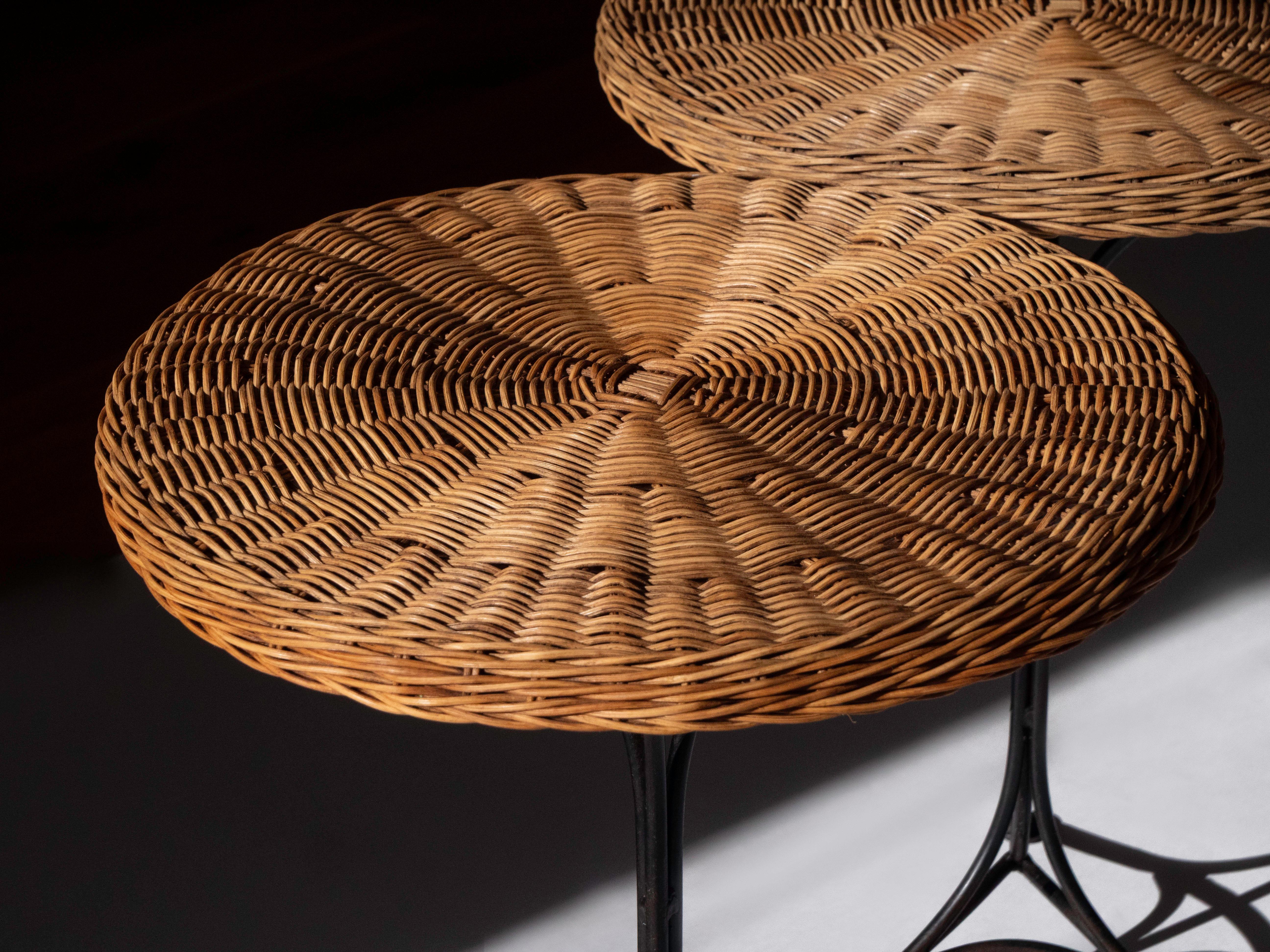 Paire de tables d'appoint Guéridon en rotin tressé et en fer, années 1950 en vente 3
