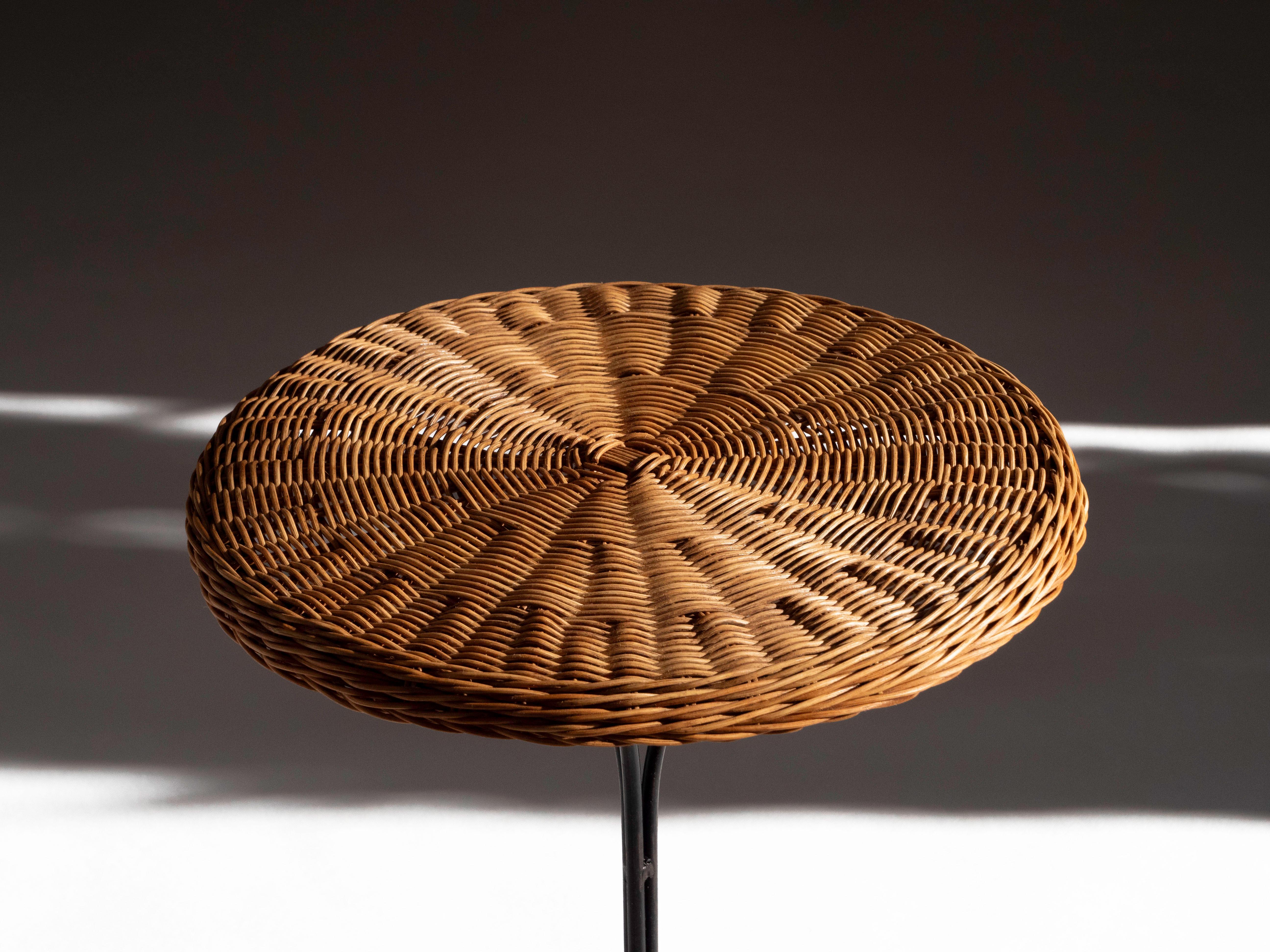 Paire de tables d'appoint Guéridon en rotin tressé et en fer, années 1950 en vente 4