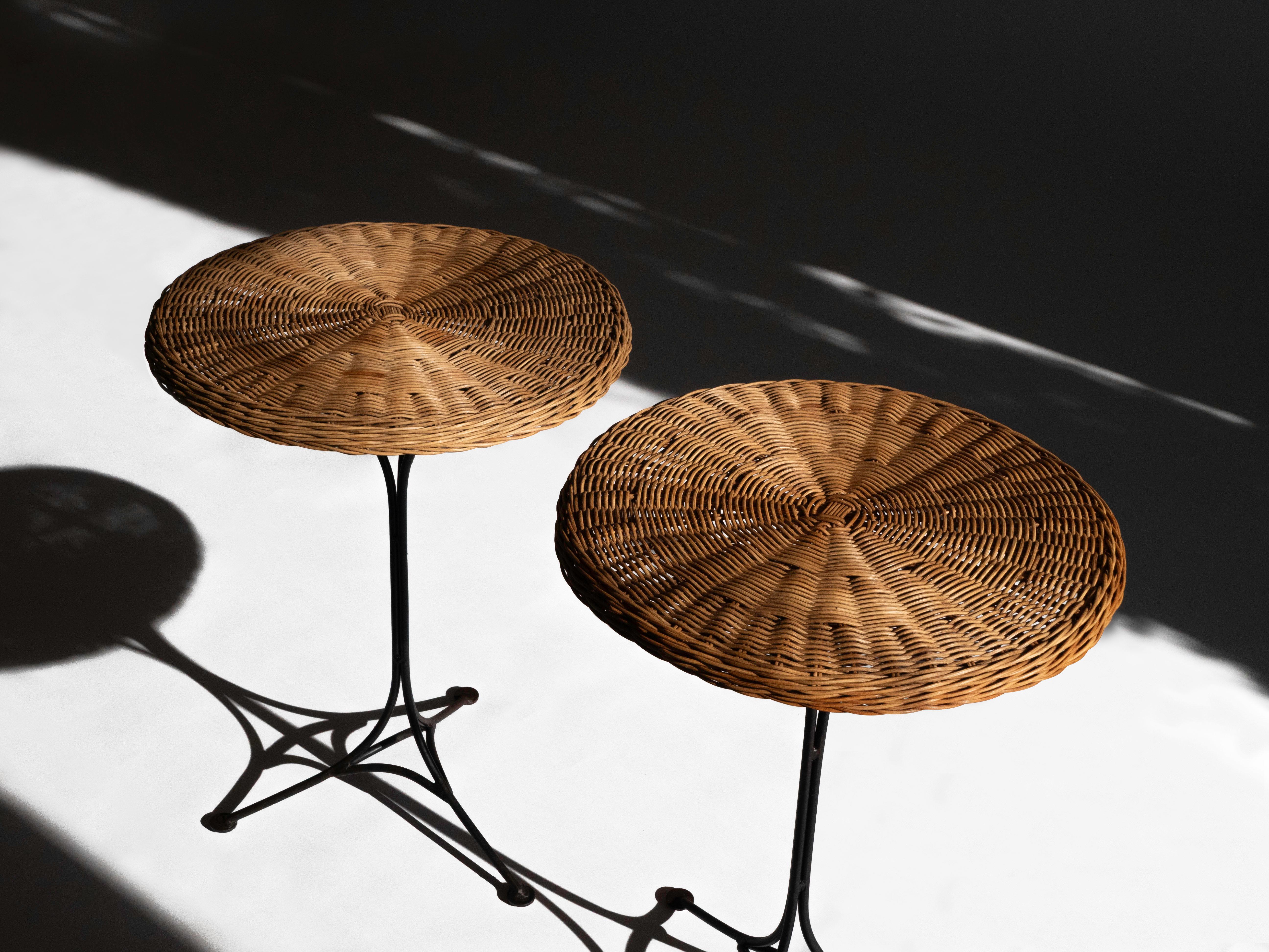 Mid-Century Modern Paire de tables d'appoint Guéridon en rotin tressé et en fer, années 1950 en vente