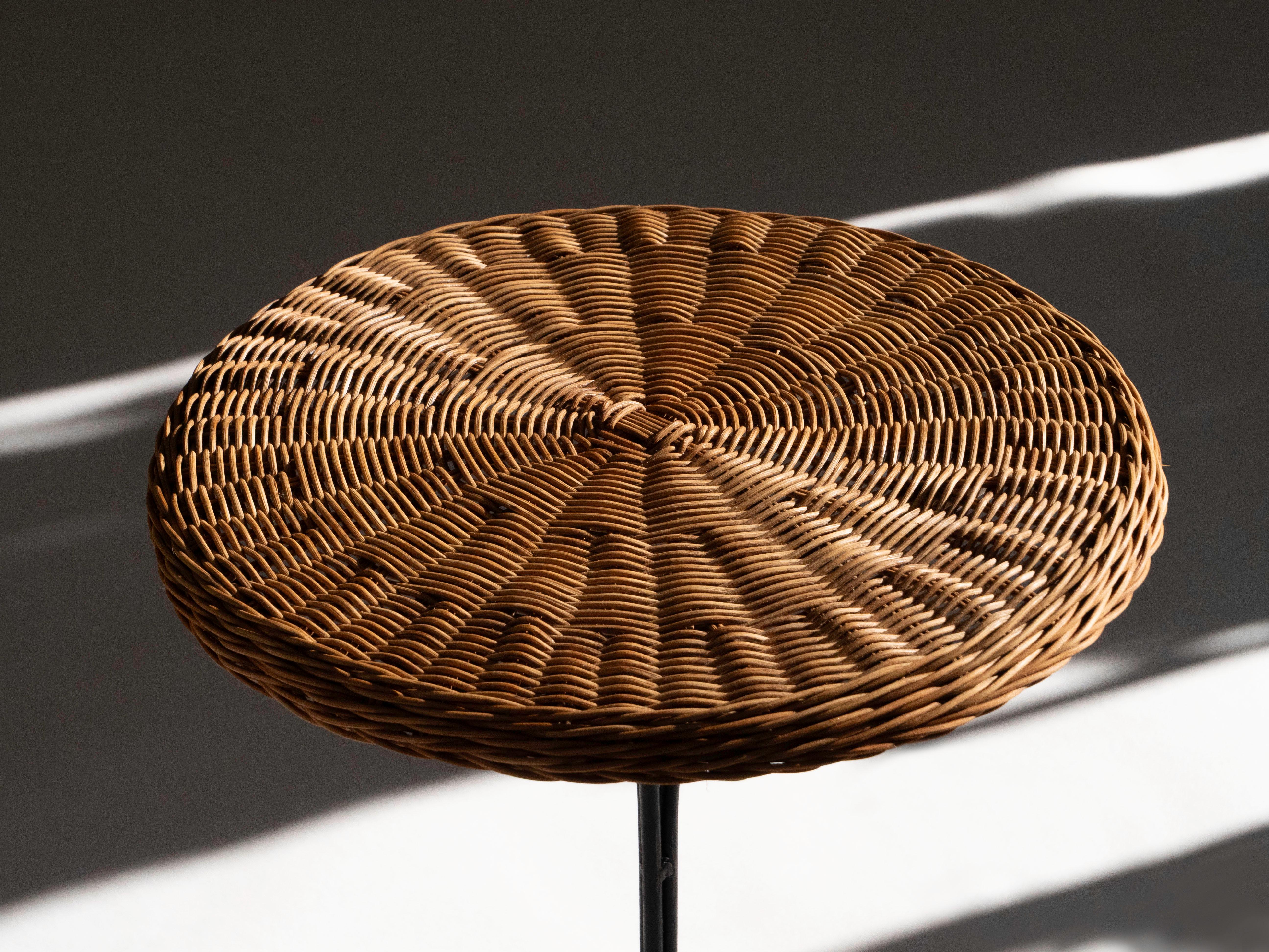 Français Paire de tables d'appoint Guéridon en rotin tressé et en fer, années 1950 en vente
