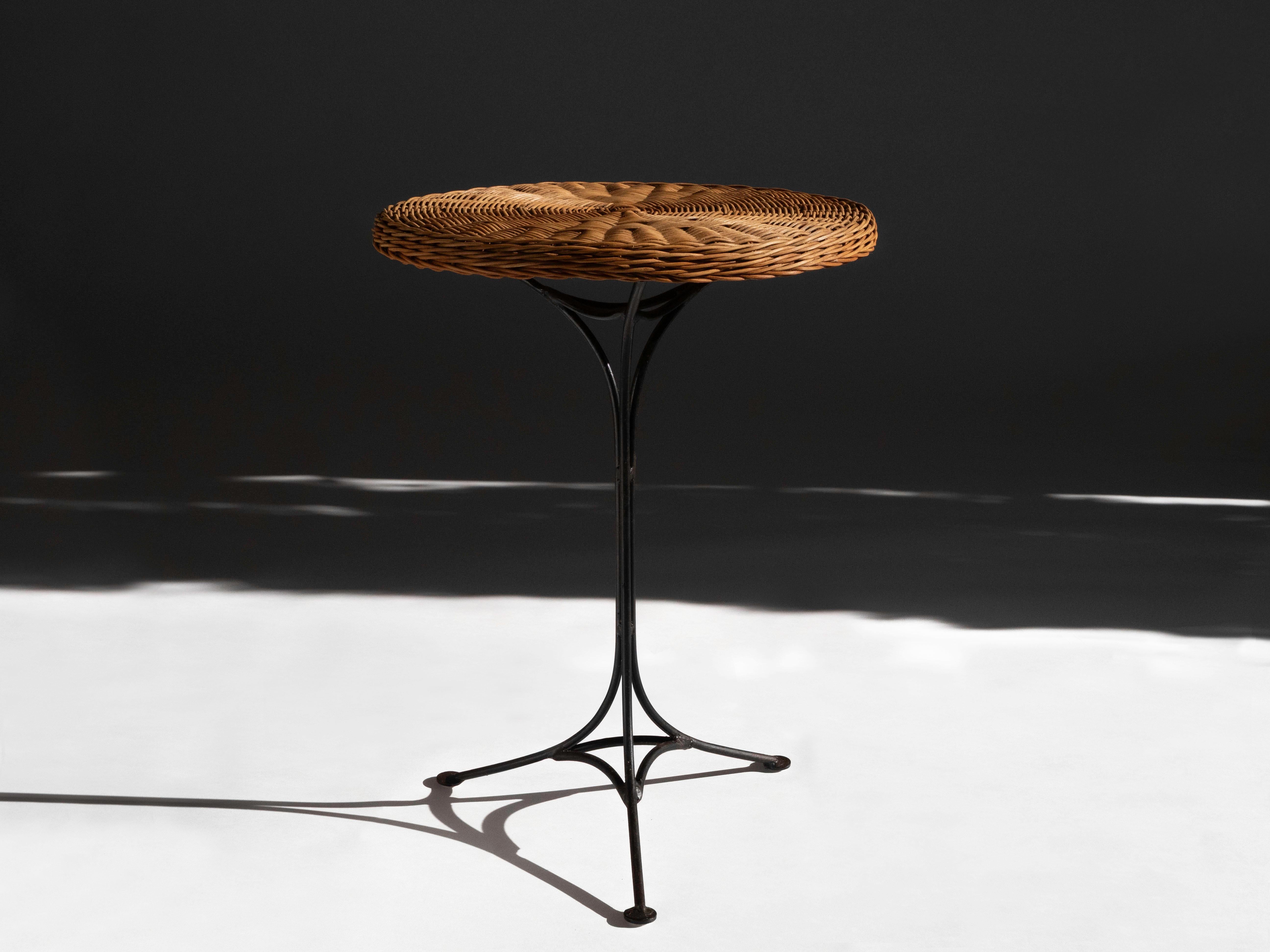 Paire de tables d'appoint Guéridon en rotin tressé et en fer, années 1950 Bon état - En vente à Los Angeles, CA