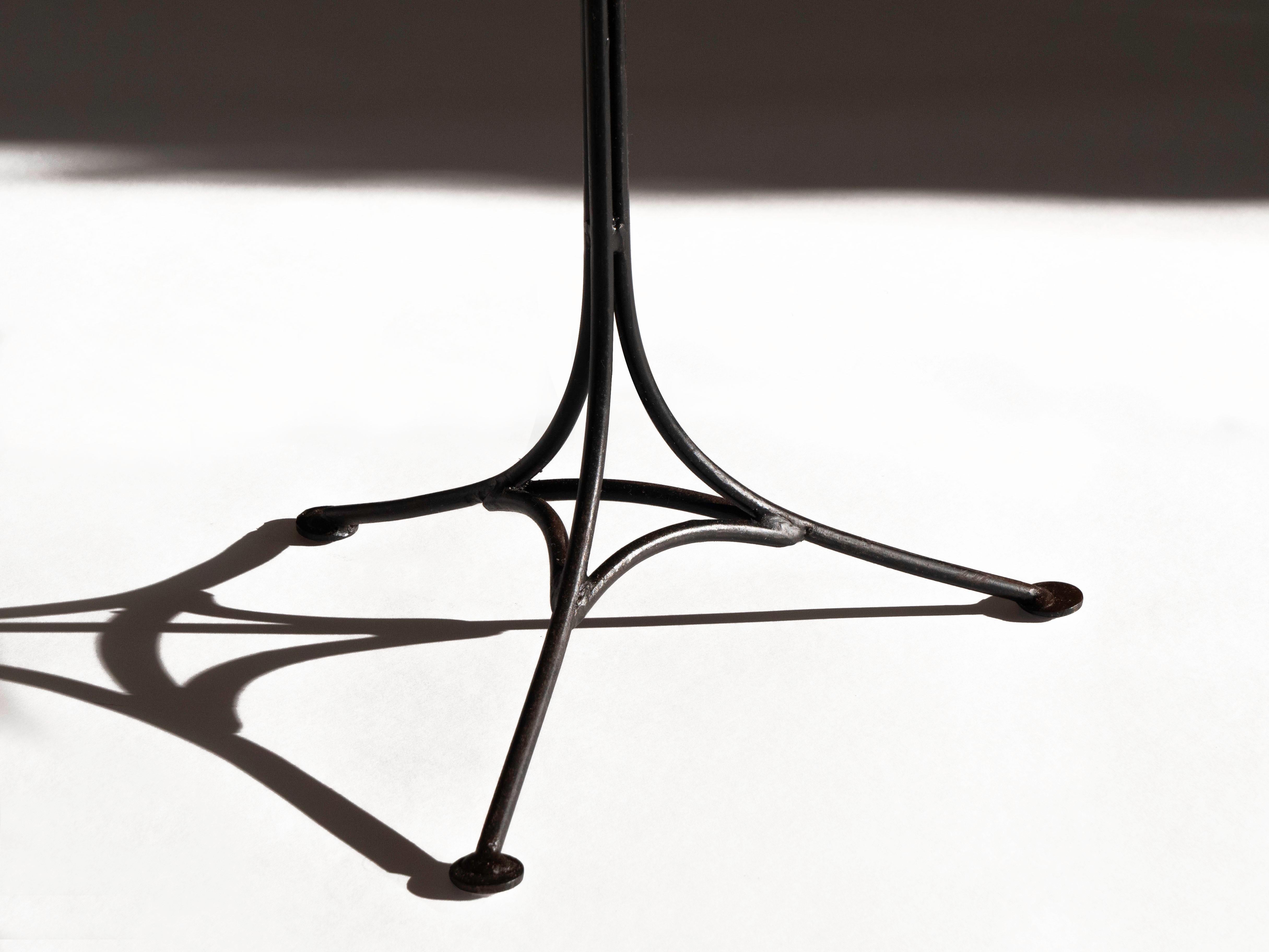Rotin Paire de tables d'appoint Guéridon en rotin tressé et en fer, années 1950 en vente