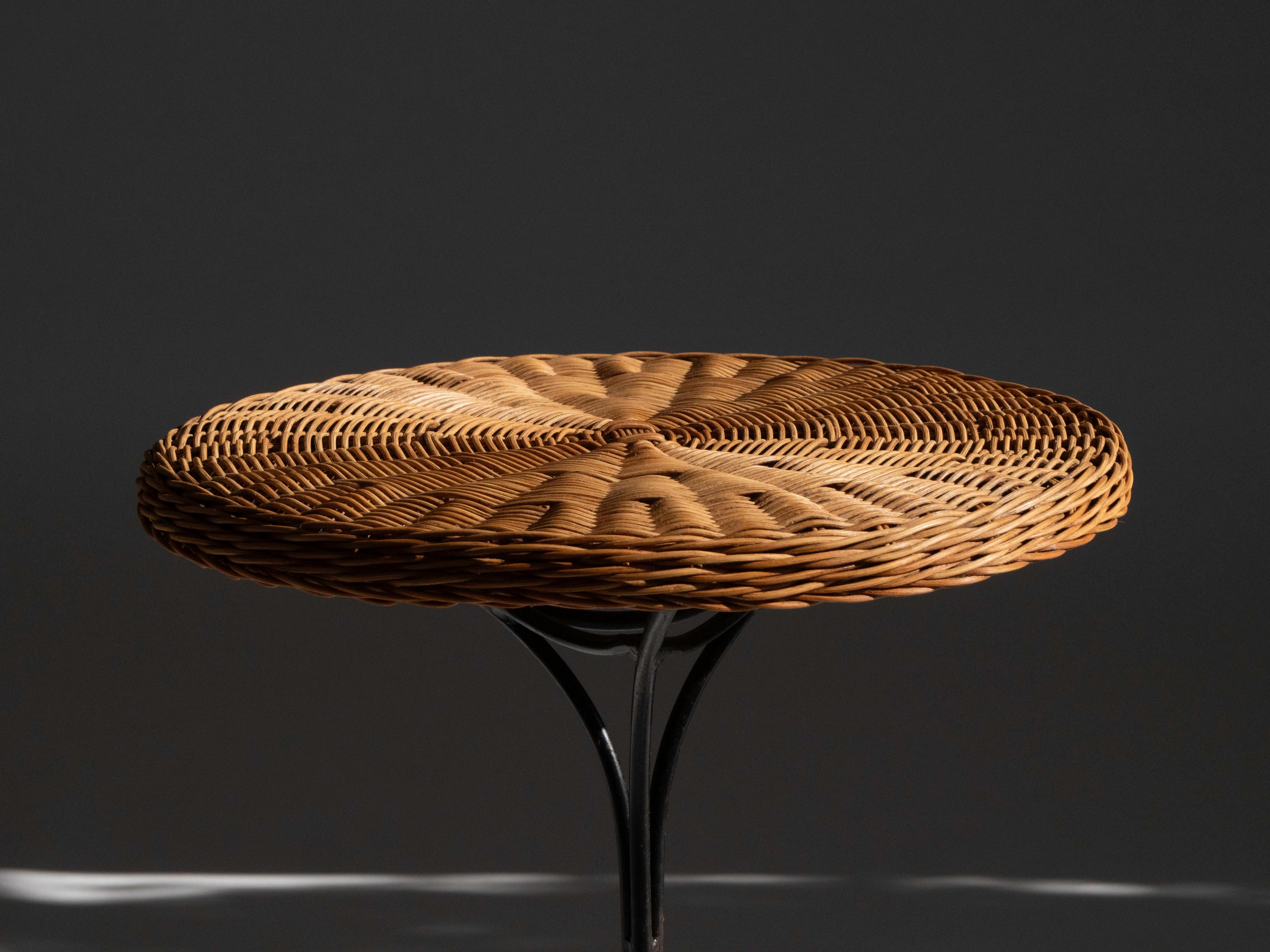 Paire de tables d'appoint Guéridon en rotin tressé et en fer, années 1950 en vente 1