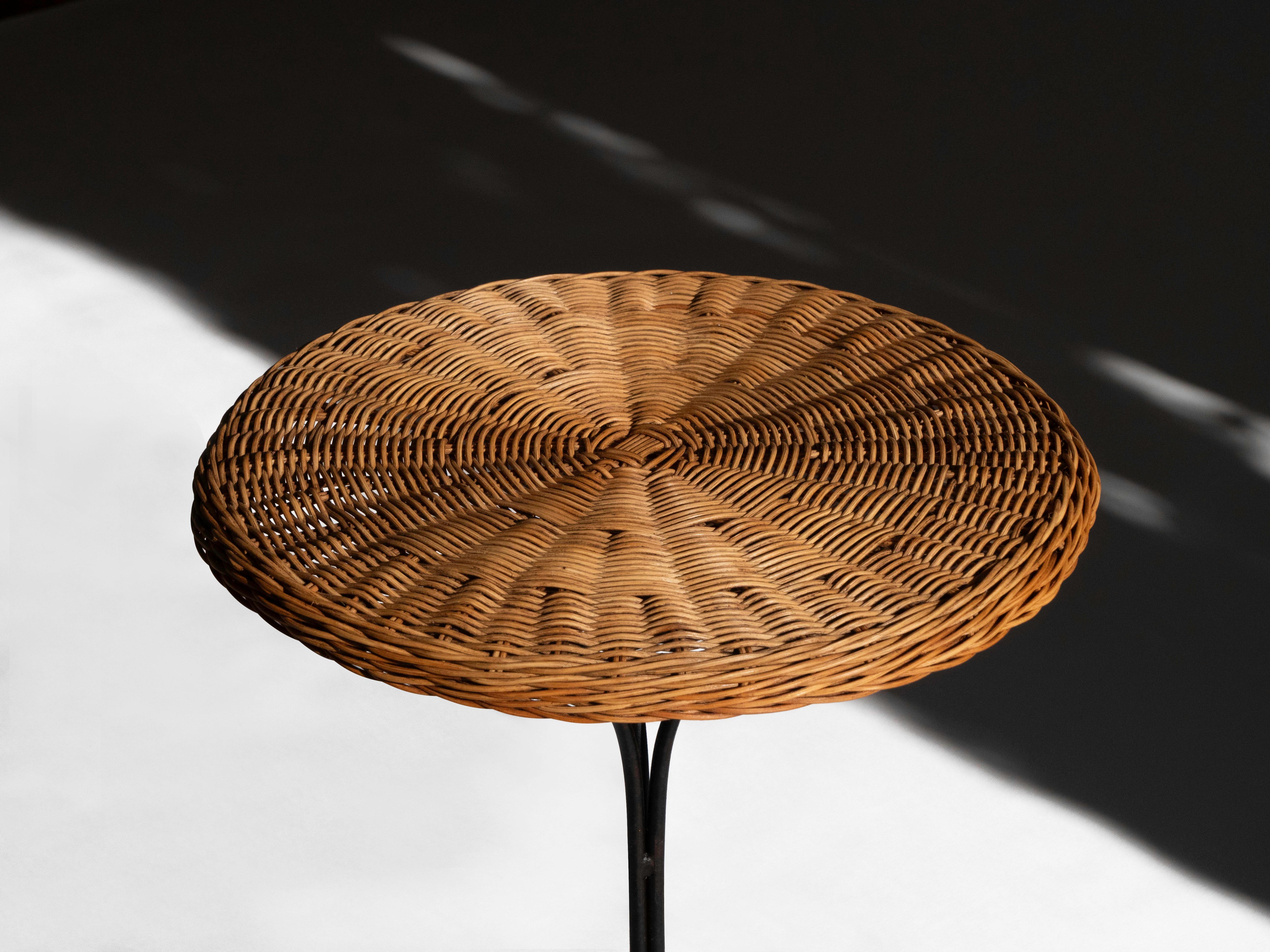 Paire de tables d'appoint Guéridon en rotin tressé et en fer, années 1950 en vente 2