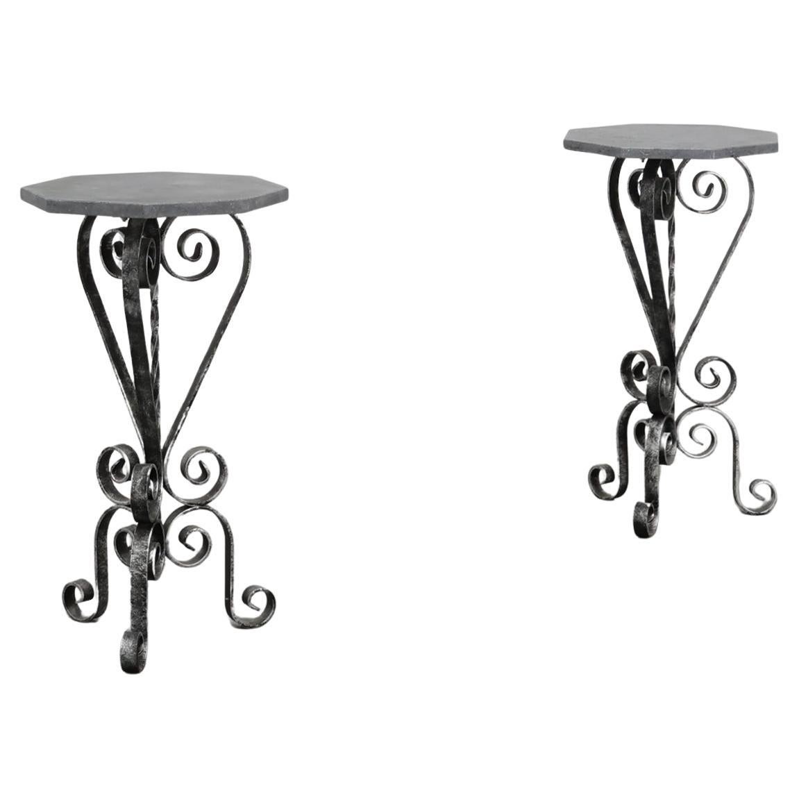 Pareja de consolas francesas de hierro forjado con tapa de piedra azul belga, años 50 en venta