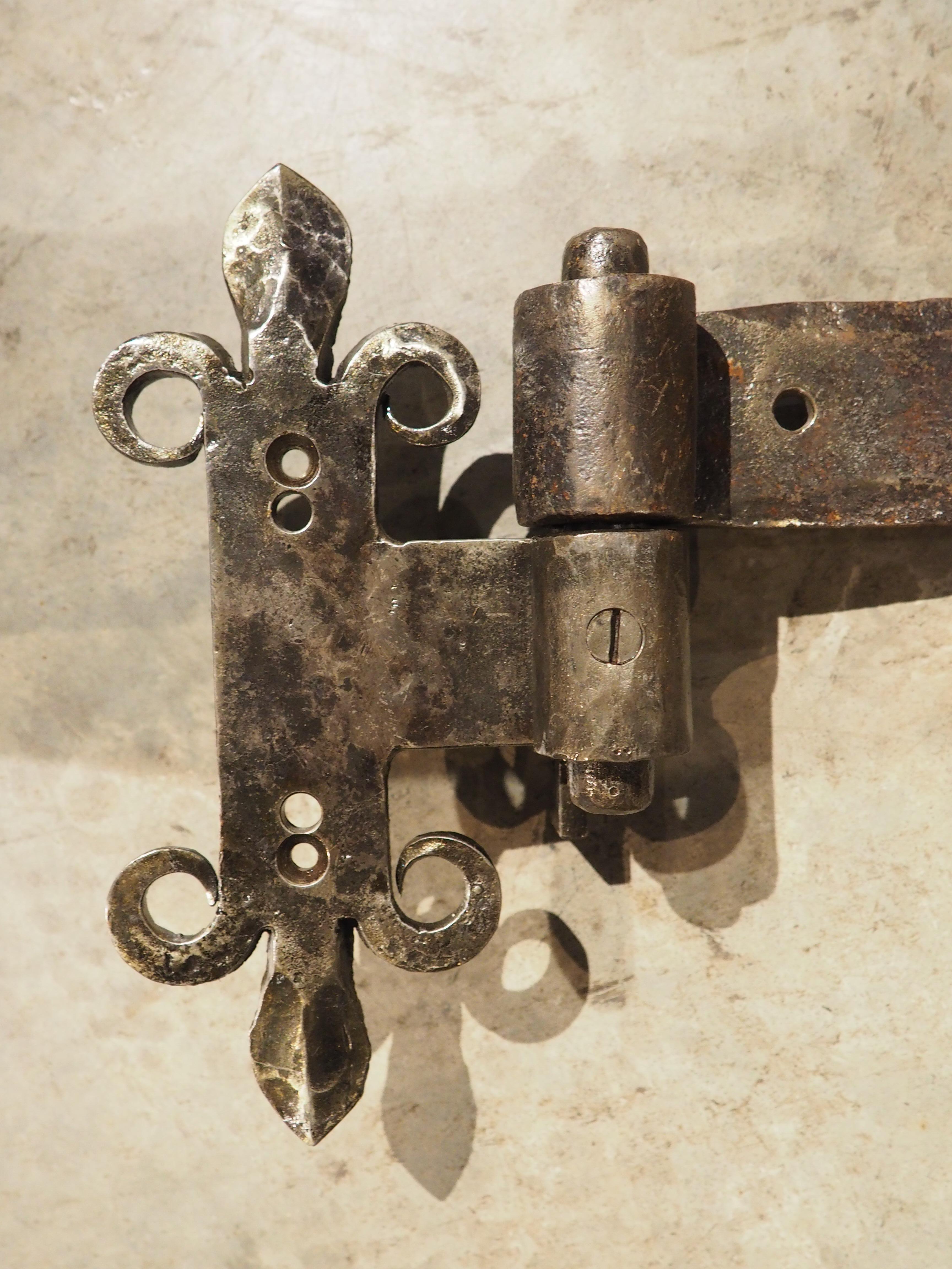 Coppia di cerniere per porte in ferro battuto Fleur De Lys, inizio XX secolo. in vendita 4