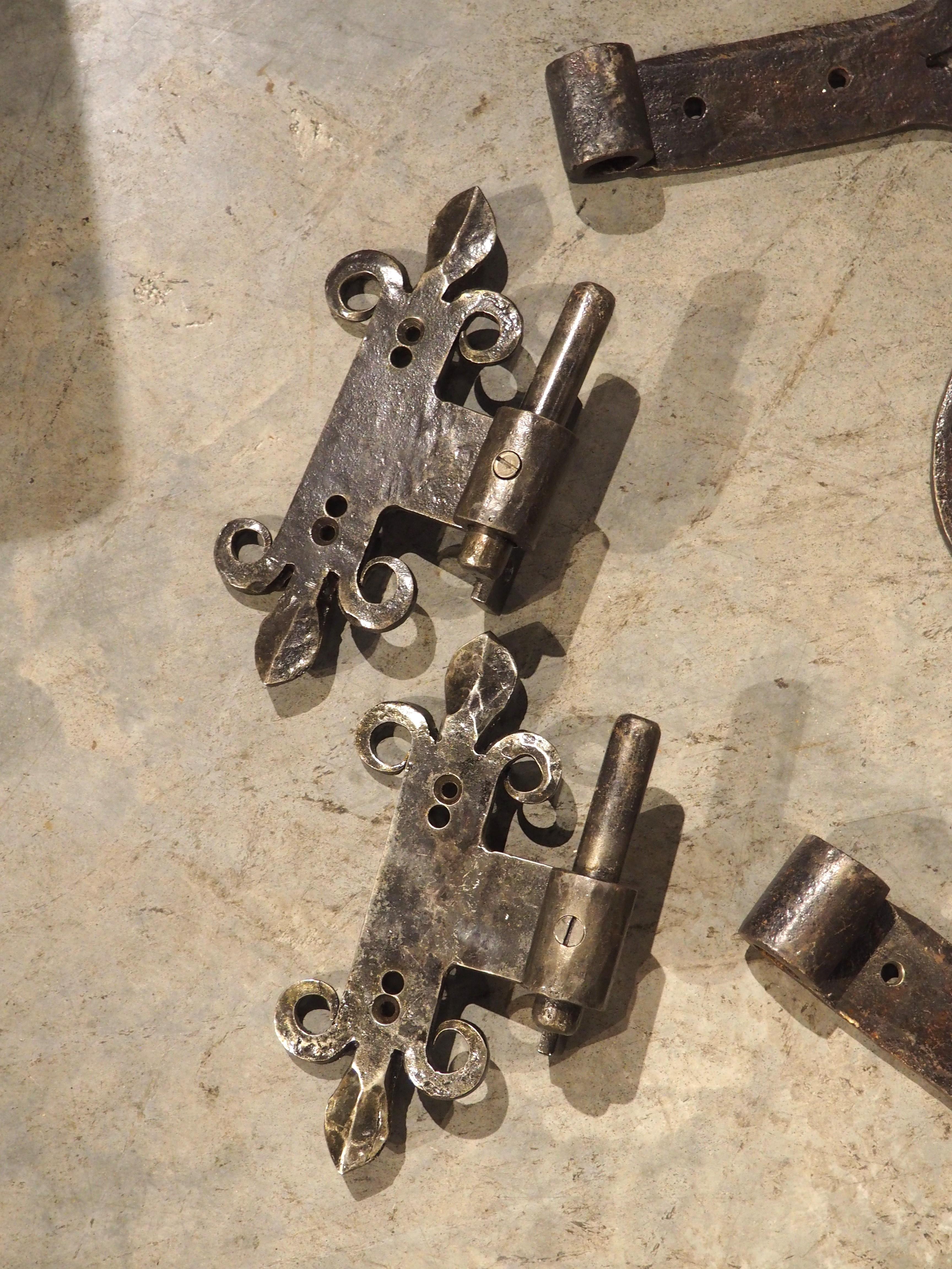 Coppia di cerniere per porte in ferro battuto Fleur De Lys, inizio XX secolo. in vendita 5