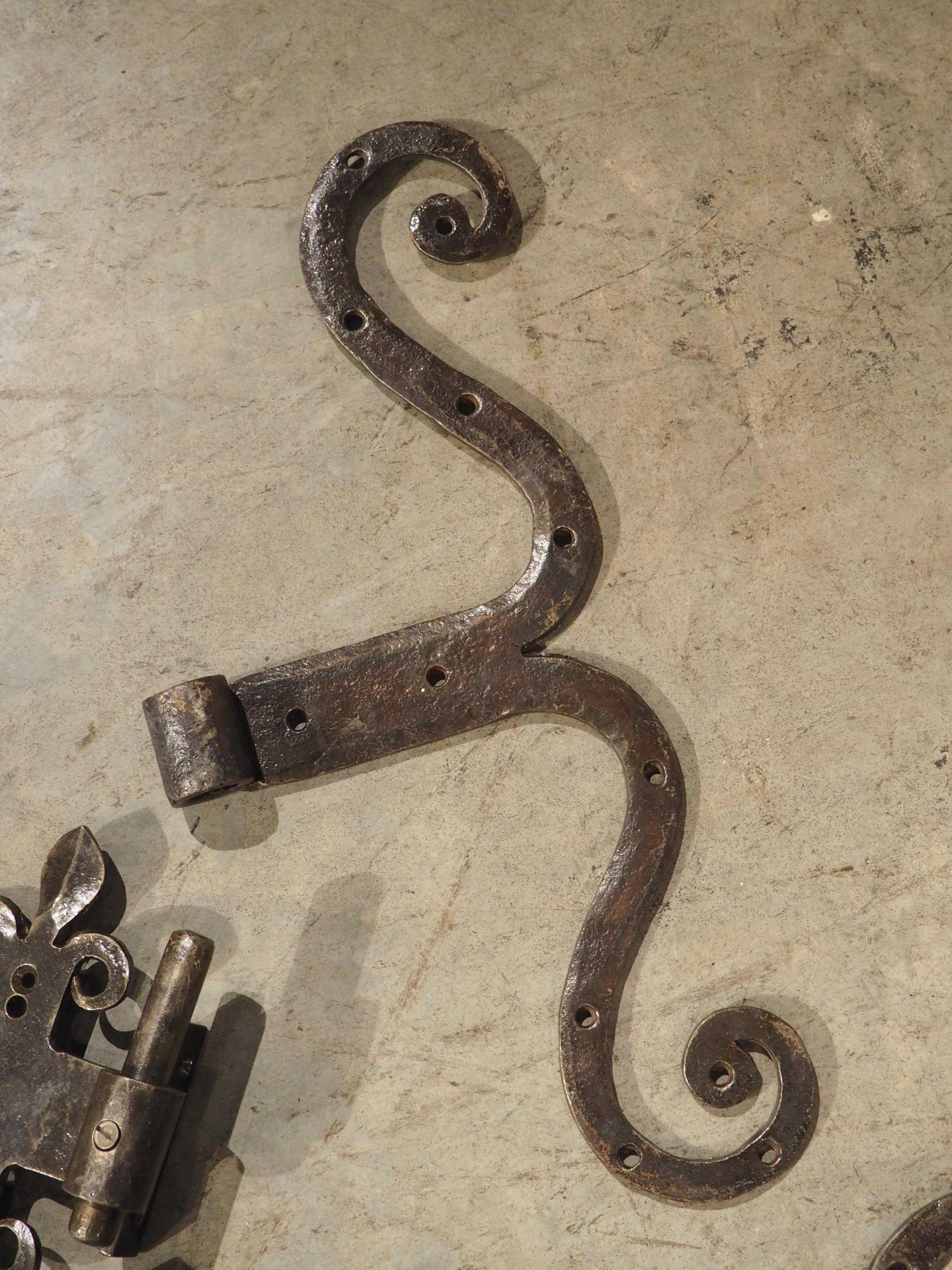 Coppia di cerniere per porte in ferro battuto Fleur De Lys, inizio XX secolo. in vendita 7
